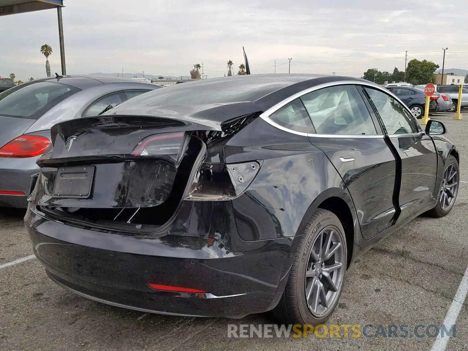 4 Фотография поврежденного автомобиля 5YJ3E1EA1KF296558 TESLA MODEL 3 2019