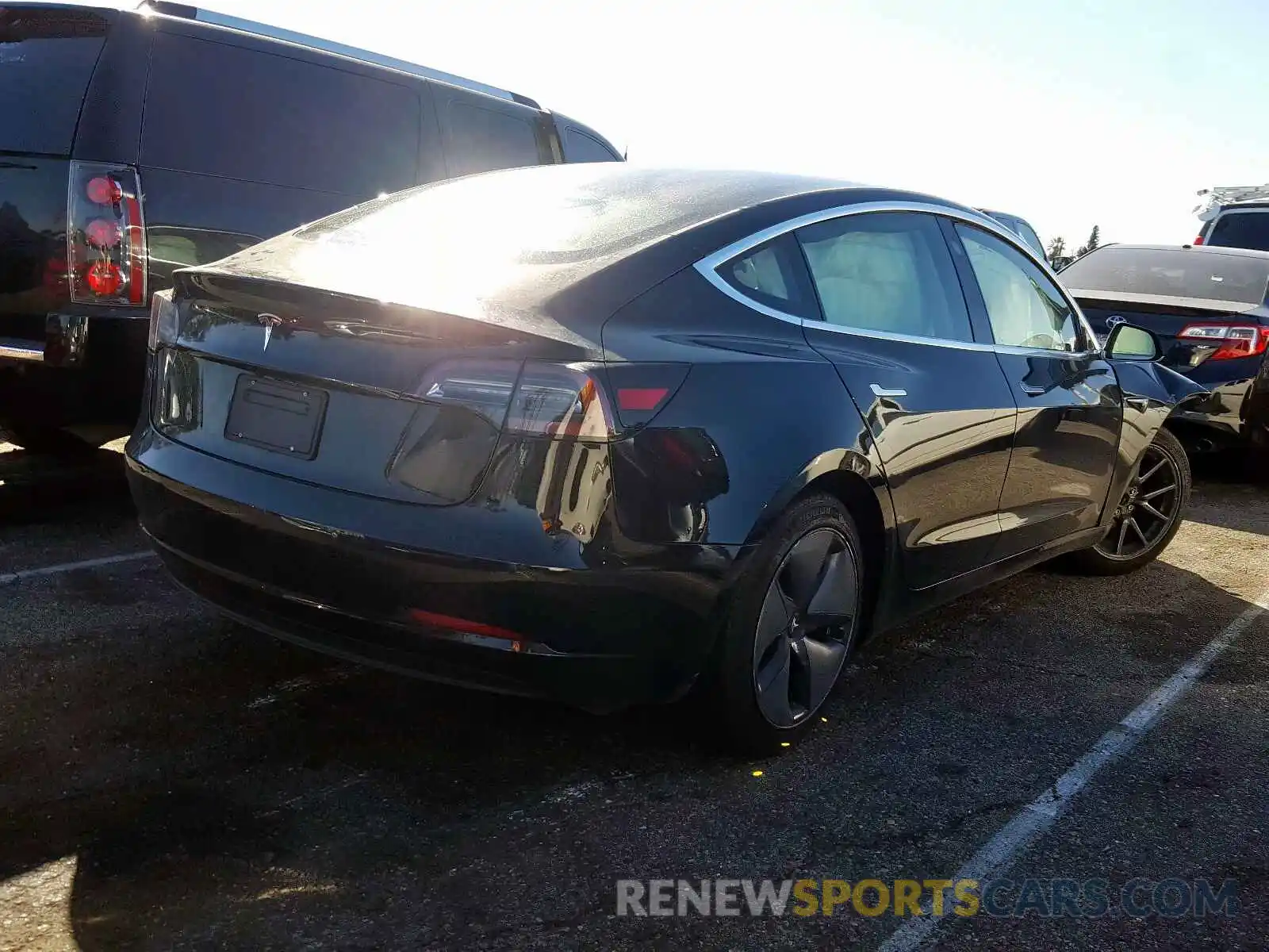 4 Photograph of a damaged car 5YJ3E1EA6KF324581 TESLA MODEL 3 2019