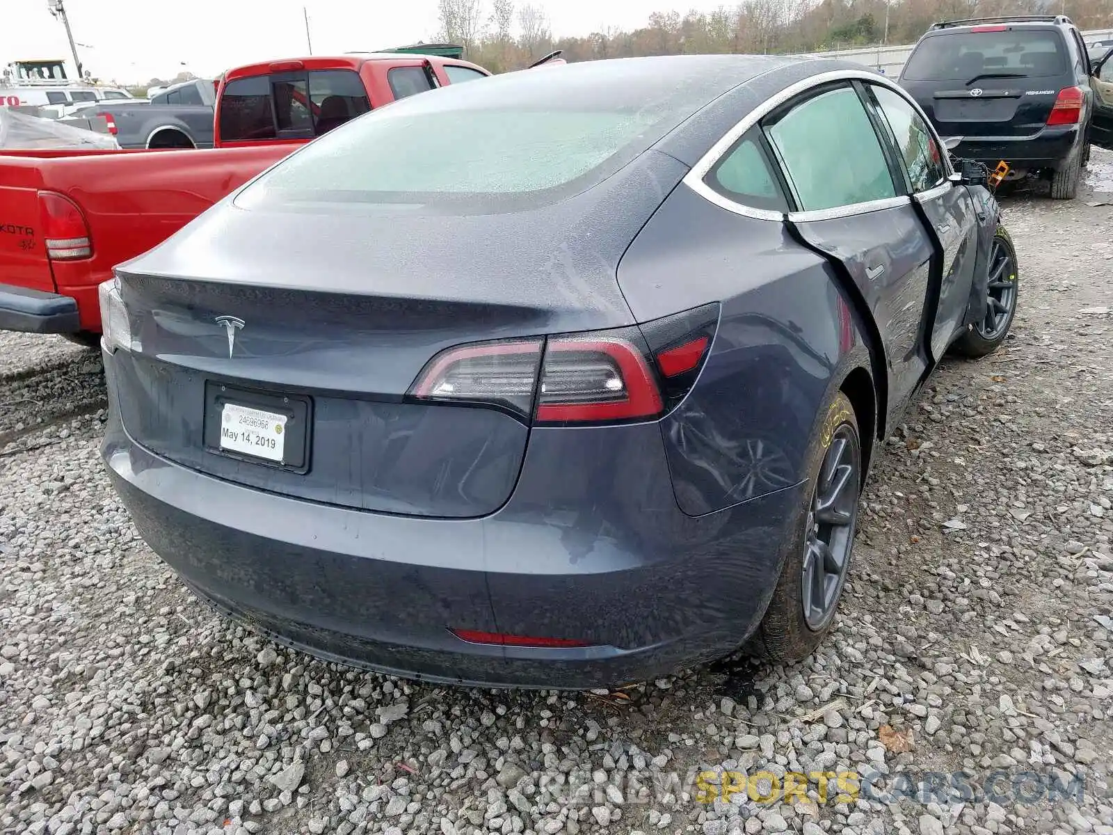 4 Фотография поврежденного автомобиля 5YJ3E1EA8KF298551 TESLA MODEL 3 2019