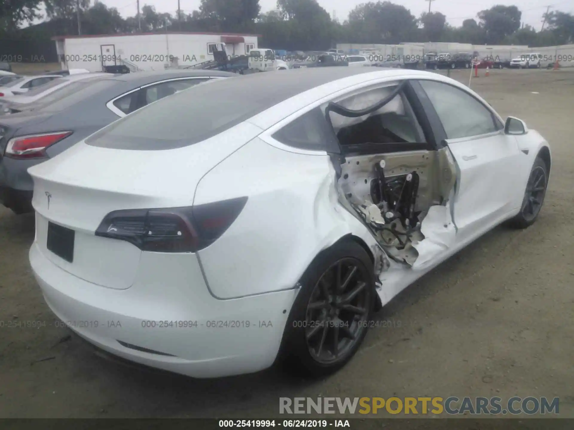 4 Photograph of a damaged car 5YJ3E1EA8KF328308 TESLA MODEL 3 2019