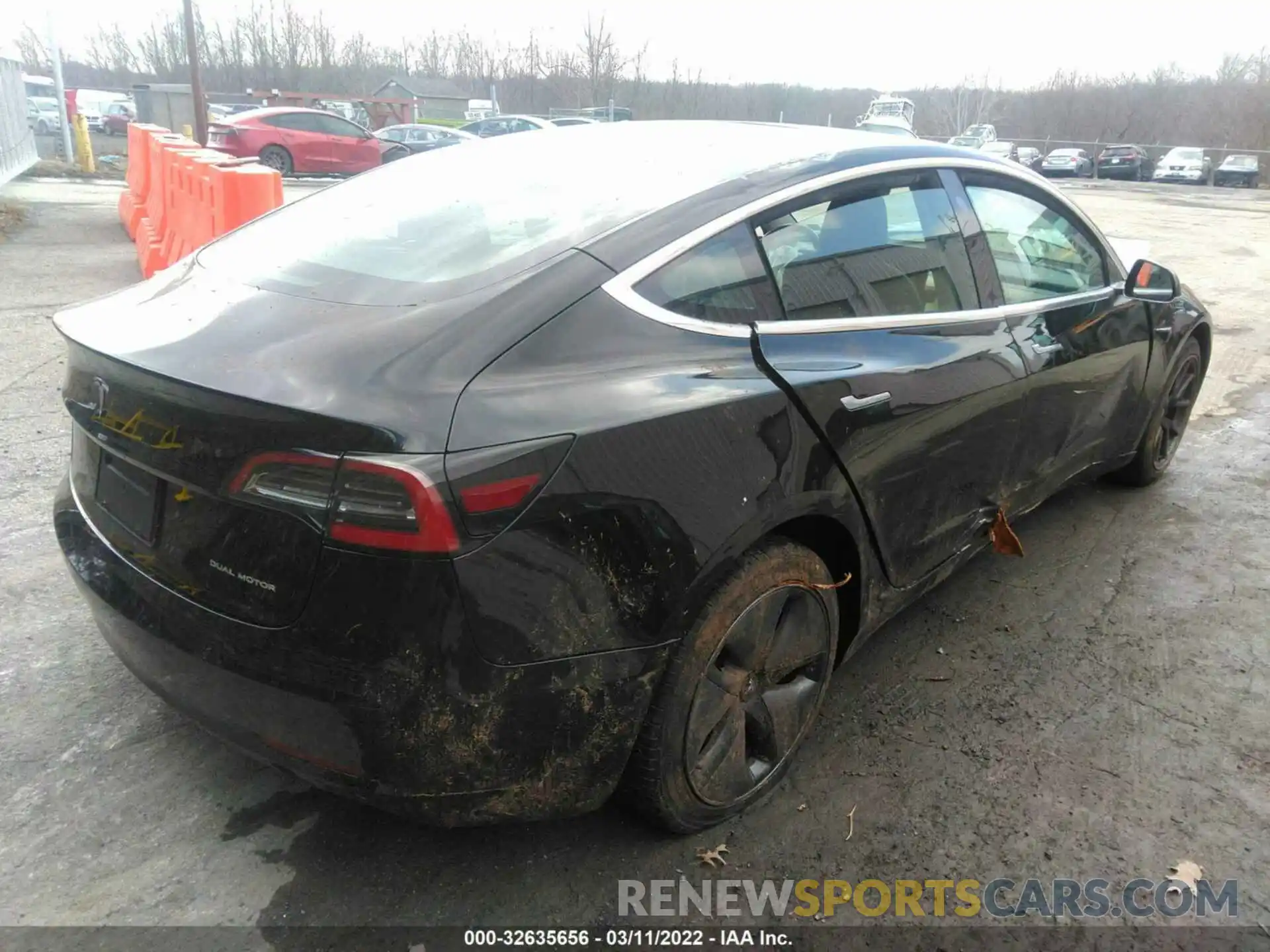 4 Фотография поврежденного автомобиля 5YJ3E1EB0KF384333 TESLA MODEL 3 2019