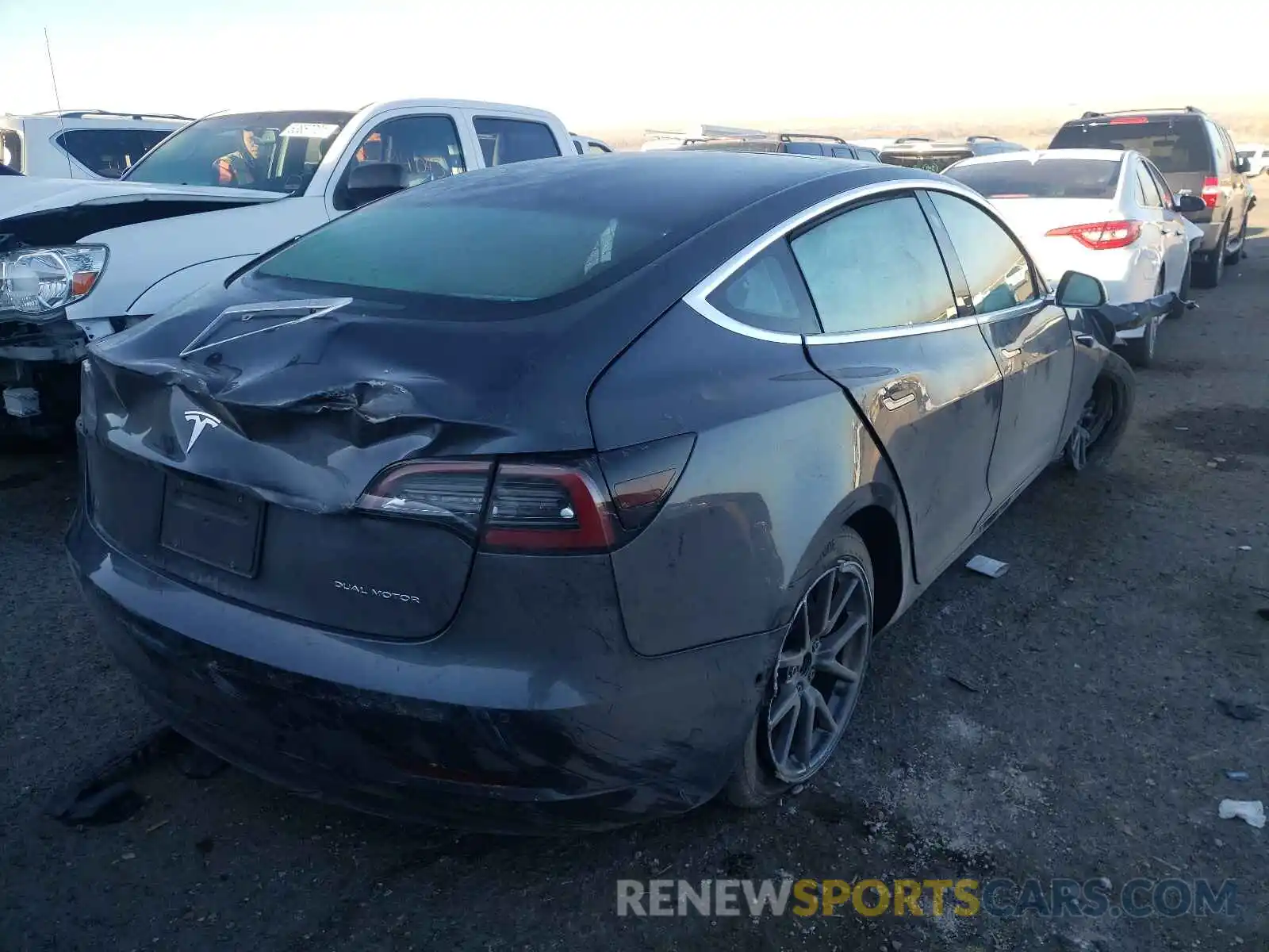 4 Фотография поврежденного автомобиля 5YJ3E1EB2KF386715 TESLA MODEL 3 2019