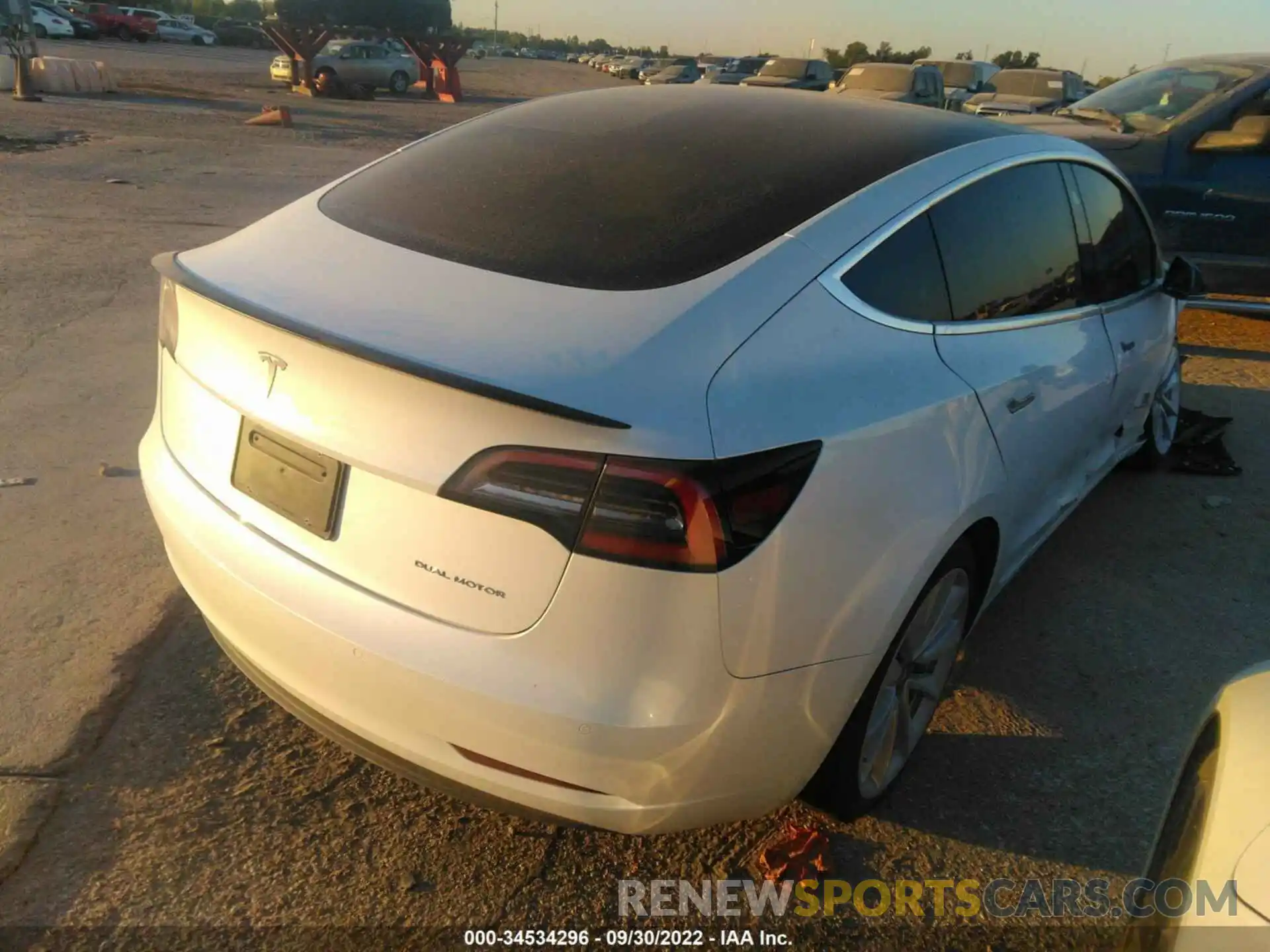 4 Фотография поврежденного автомобиля 5YJ3E1EB3KF390434 TESLA MODEL 3 2019