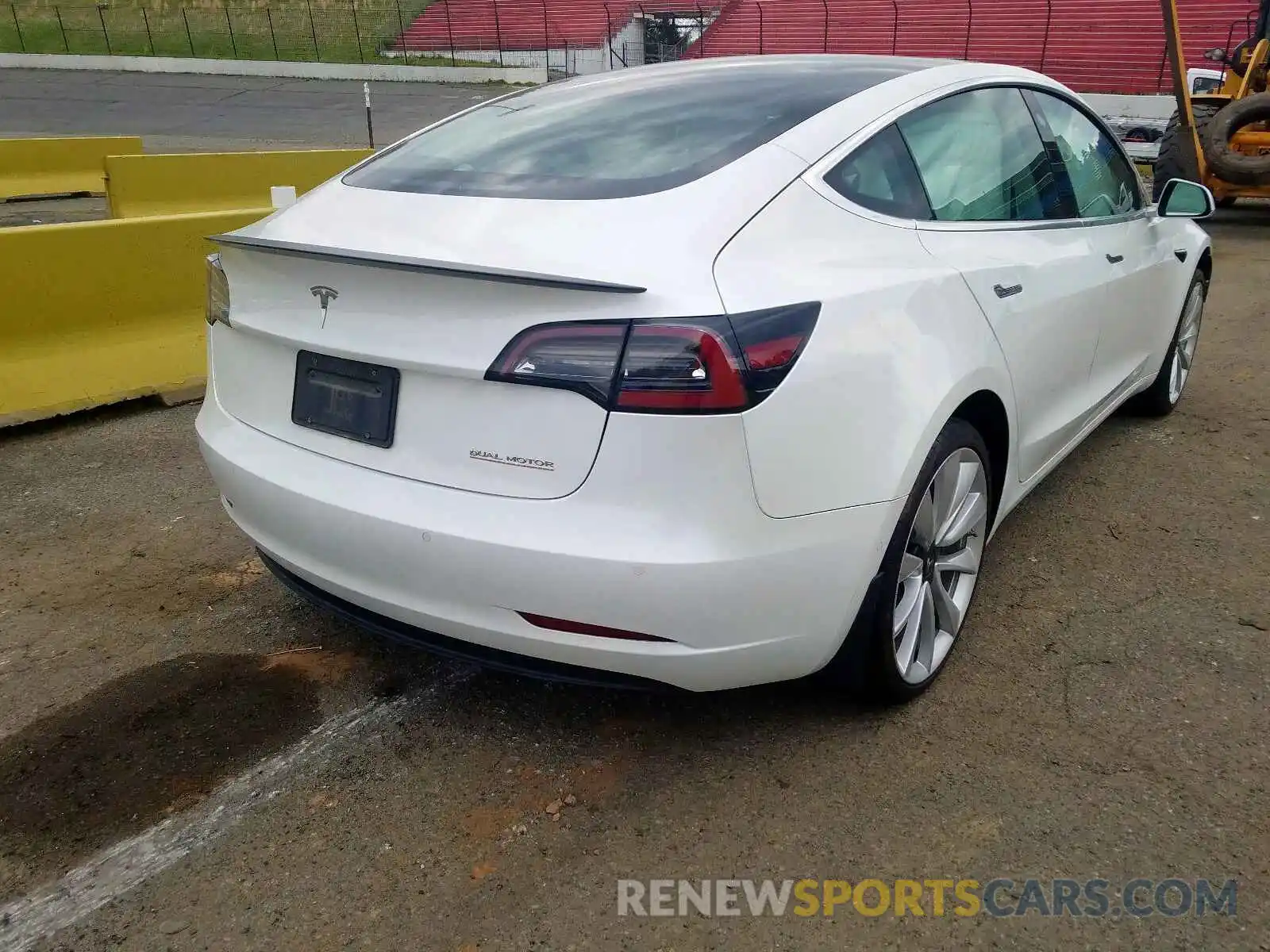 4 Фотография поврежденного автомобиля 5YJ3E1EB3KF486984 TESLA MODEL 3 2019