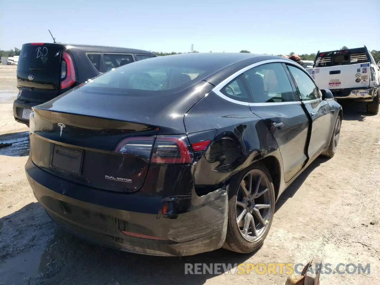 4 Фотография поврежденного автомобиля 5YJ3E1EB5KF385588 TESLA MODEL 3 2019