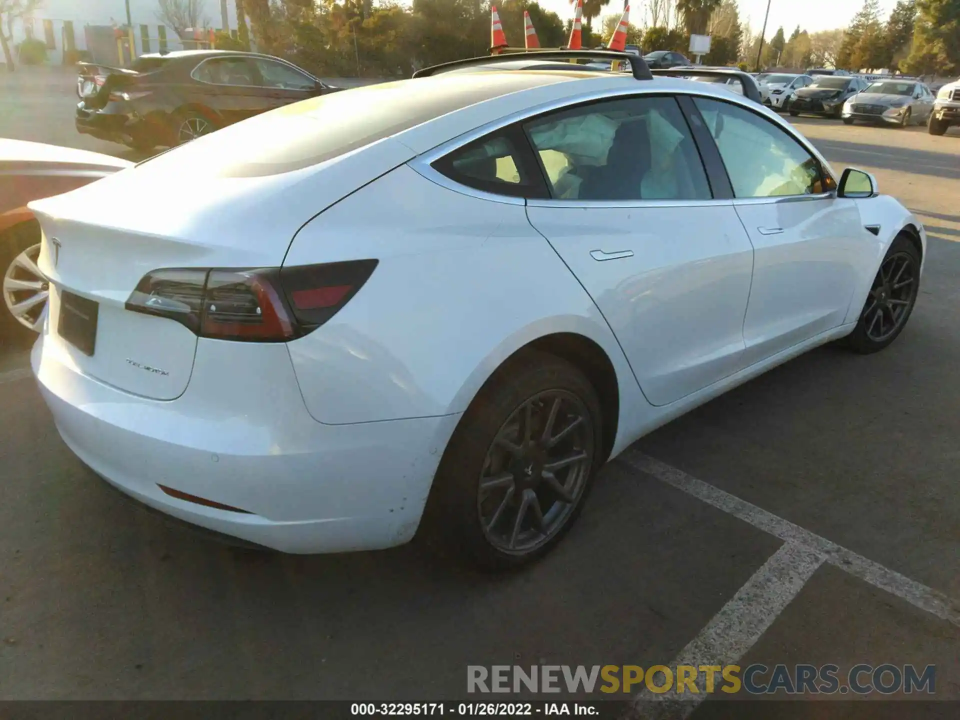 4 Фотография поврежденного автомобиля 5YJ3E1EB6KF510758 TESLA MODEL 3 2019