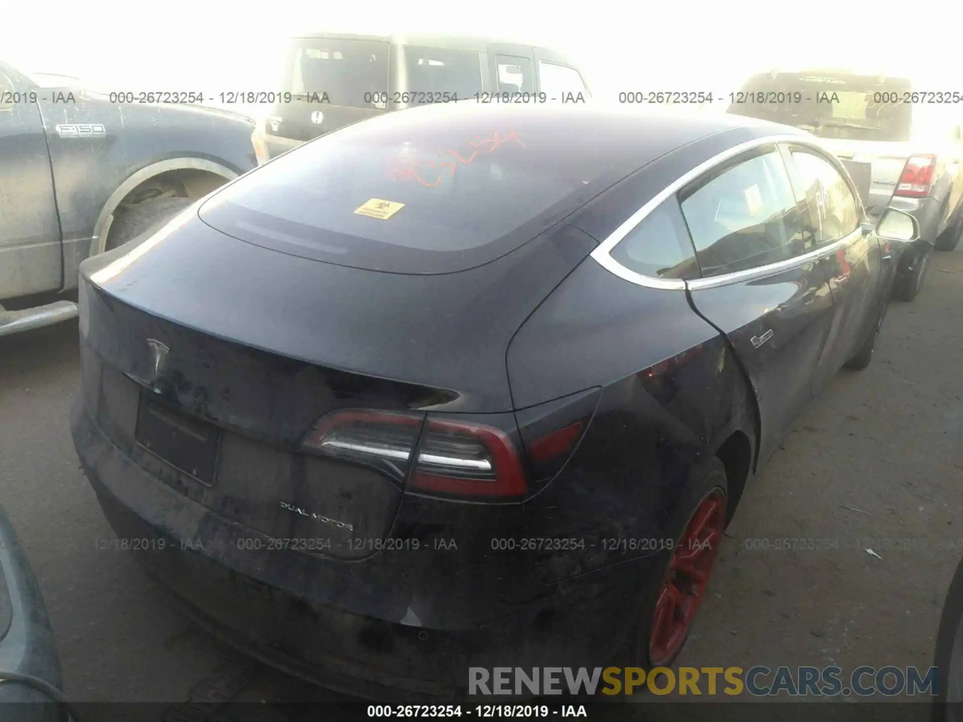 4 Фотография поврежденного автомобиля 5YJ3E1EB7KF199096 TESLA MODEL 3 2019