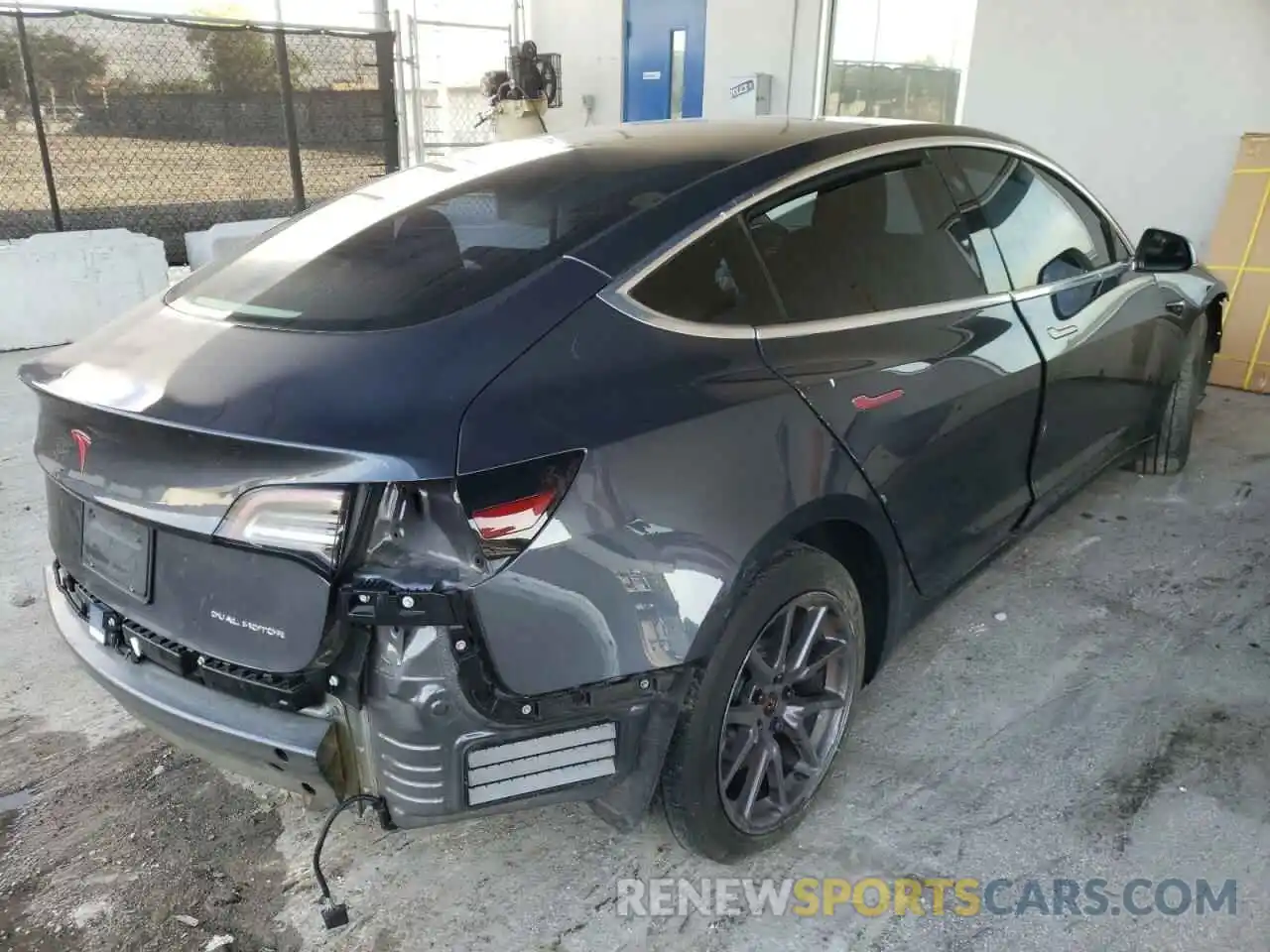 4 Фотография поврежденного автомобиля 5YJ3E1EB7KF205379 TESLA MODEL 3 2019