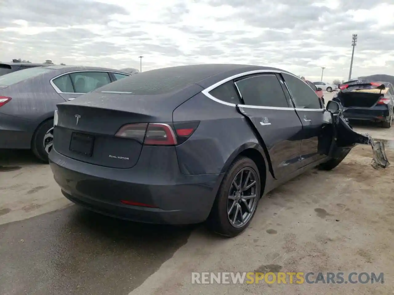 4 Фотография поврежденного автомобиля 5YJ3E1EB7KF520764 TESLA MODEL 3 2019