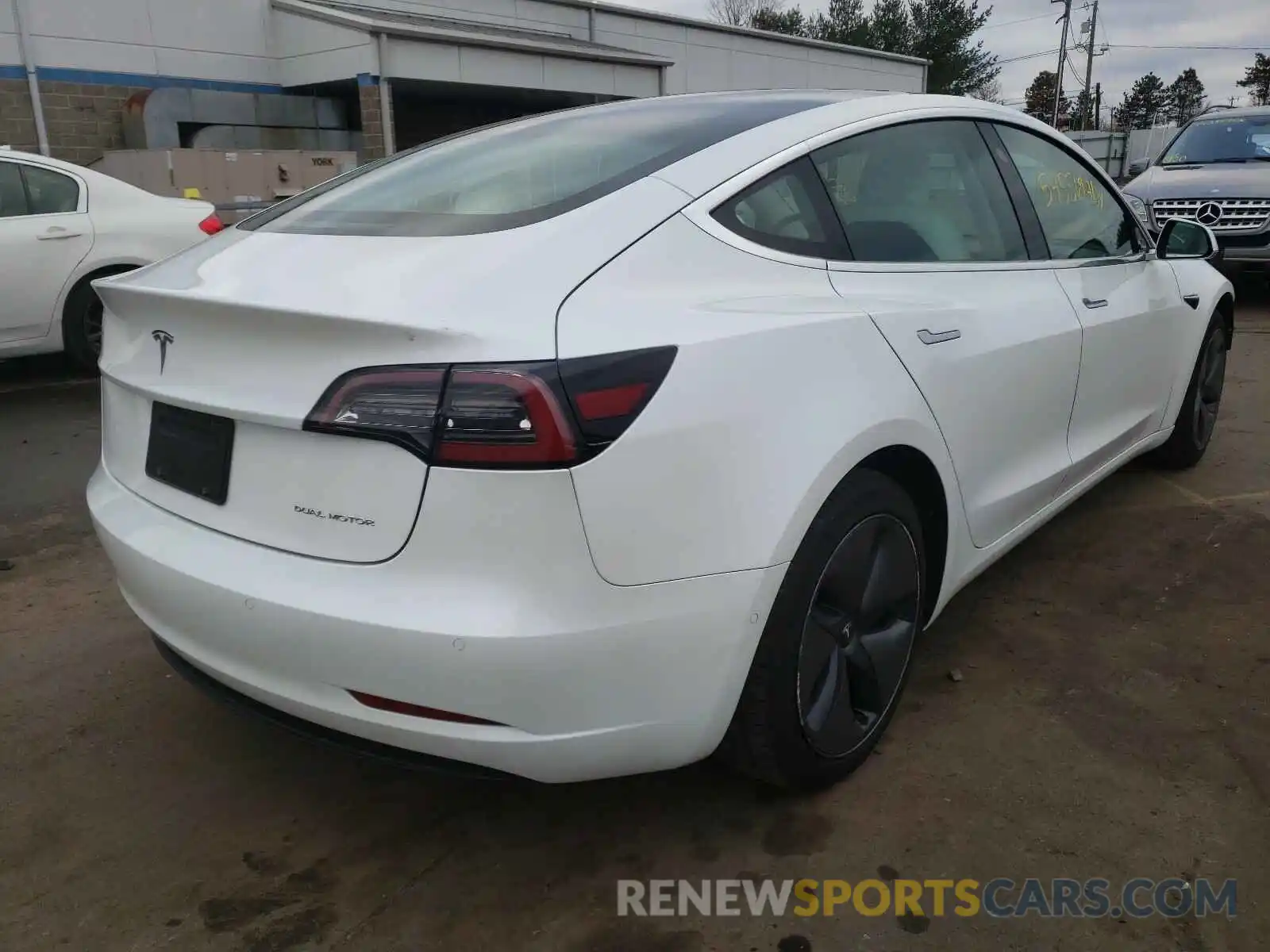 4 Фотография поврежденного автомобиля 5YJ3E1EBXKF437247 TESLA MODEL 3 2019