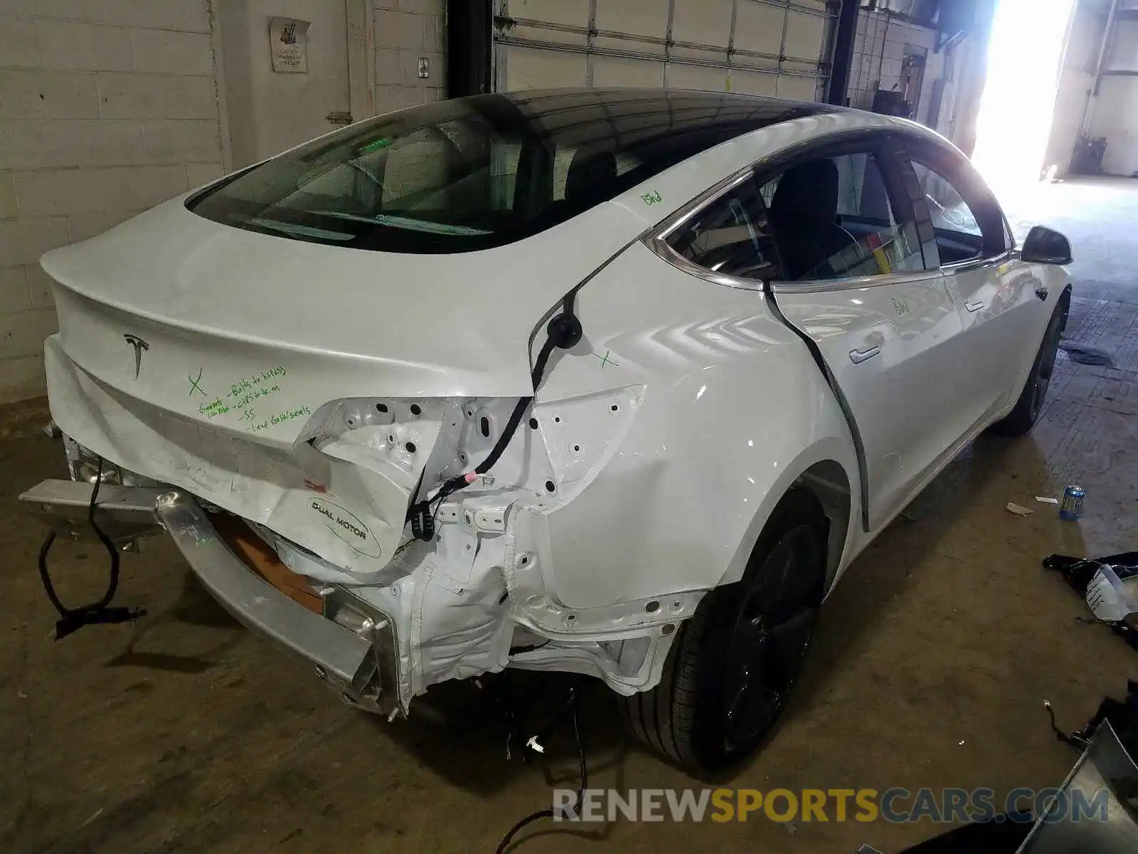 4 Фотография поврежденного автомобиля 5YJ3E1EBXKF511735 TESLA MODEL 3 2019