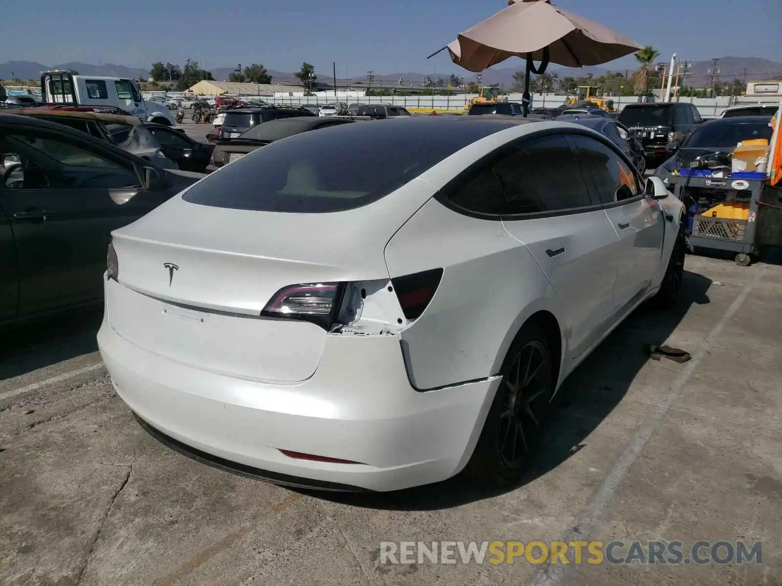 4 Фотография поврежденного автомобиля 5YJ3E1EA0LF738246 TESLA MODEL 3 2020