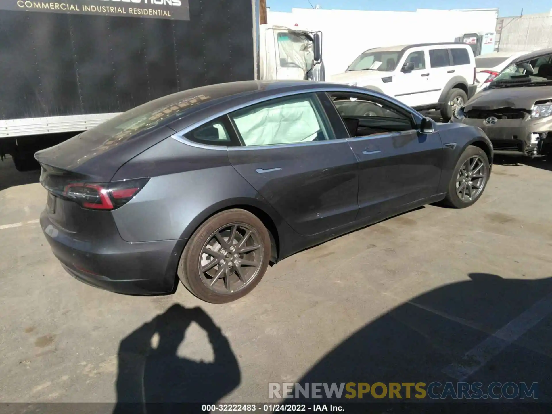 4 Фотография поврежденного автомобиля 5YJ3E1EA0LF739378 TESLA MODEL 3 2020