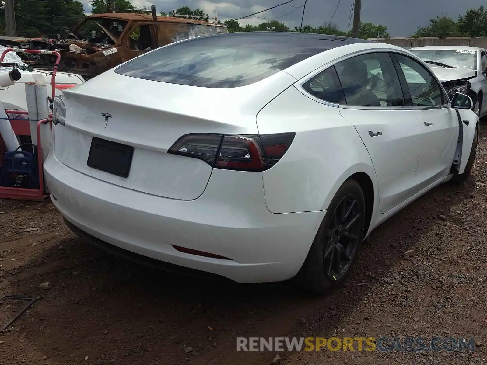 4 Photograph of a damaged car 5YJ3E1EA2LF632395 TESLA MODEL 3 2020