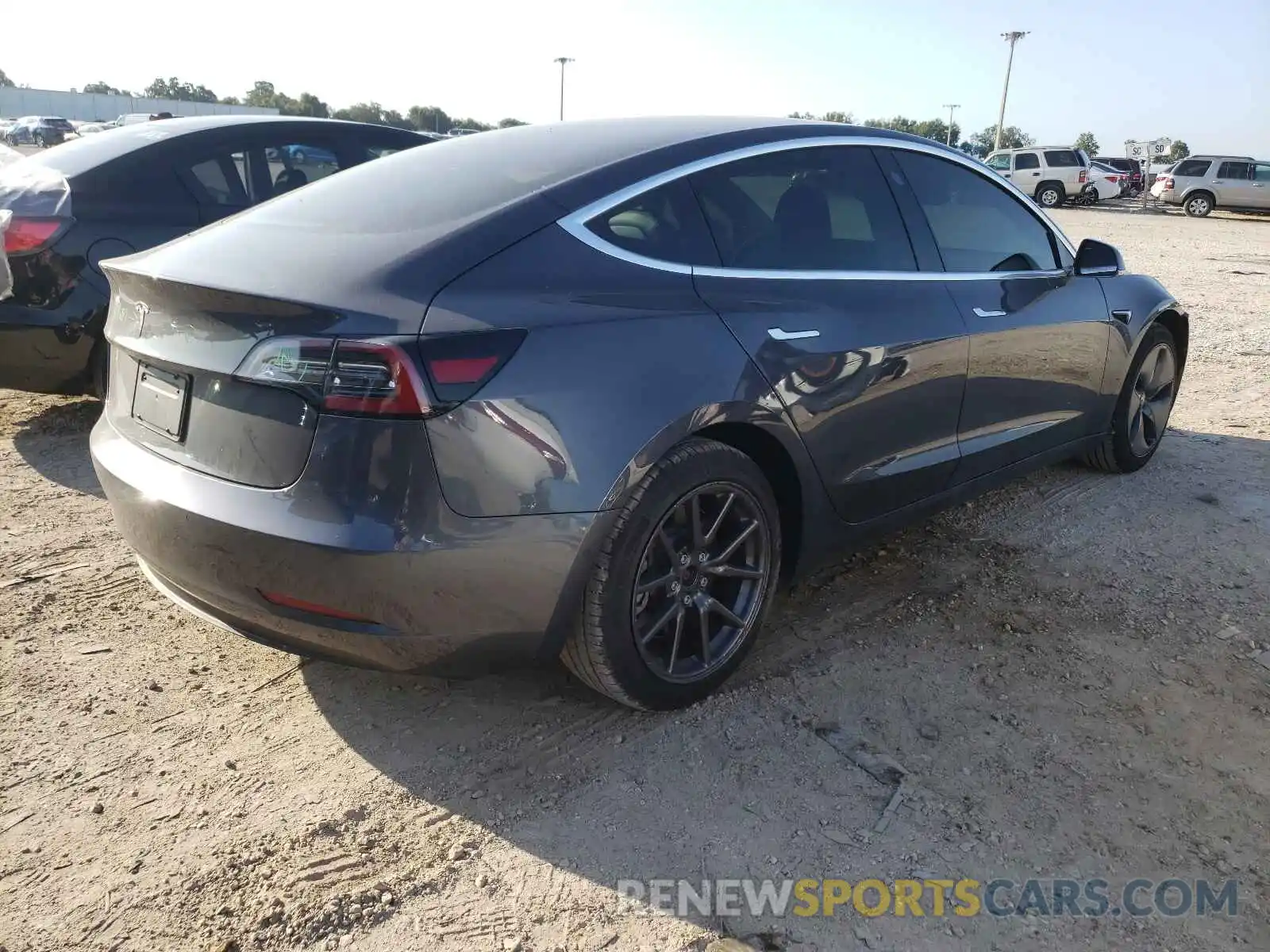 4 Photograph of a damaged car 5YJ3E1EA5LF736637 TESLA MODEL 3 2020