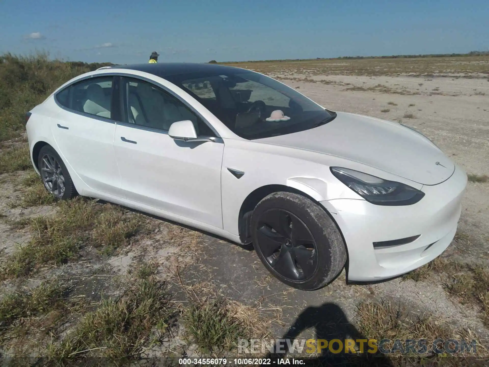 1 Photograph of a damaged car 5YJ3E1EB2LF639789 TESLA MODEL 3 2020