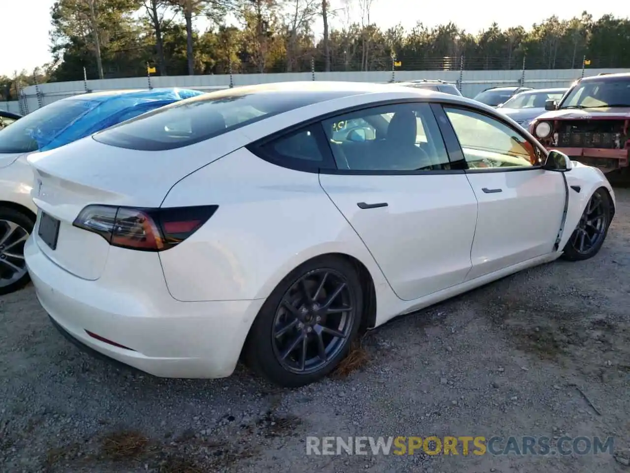 4 Photograph of a damaged car 5YJ3E1EA1MF914805 TESLA MODEL 3 2021