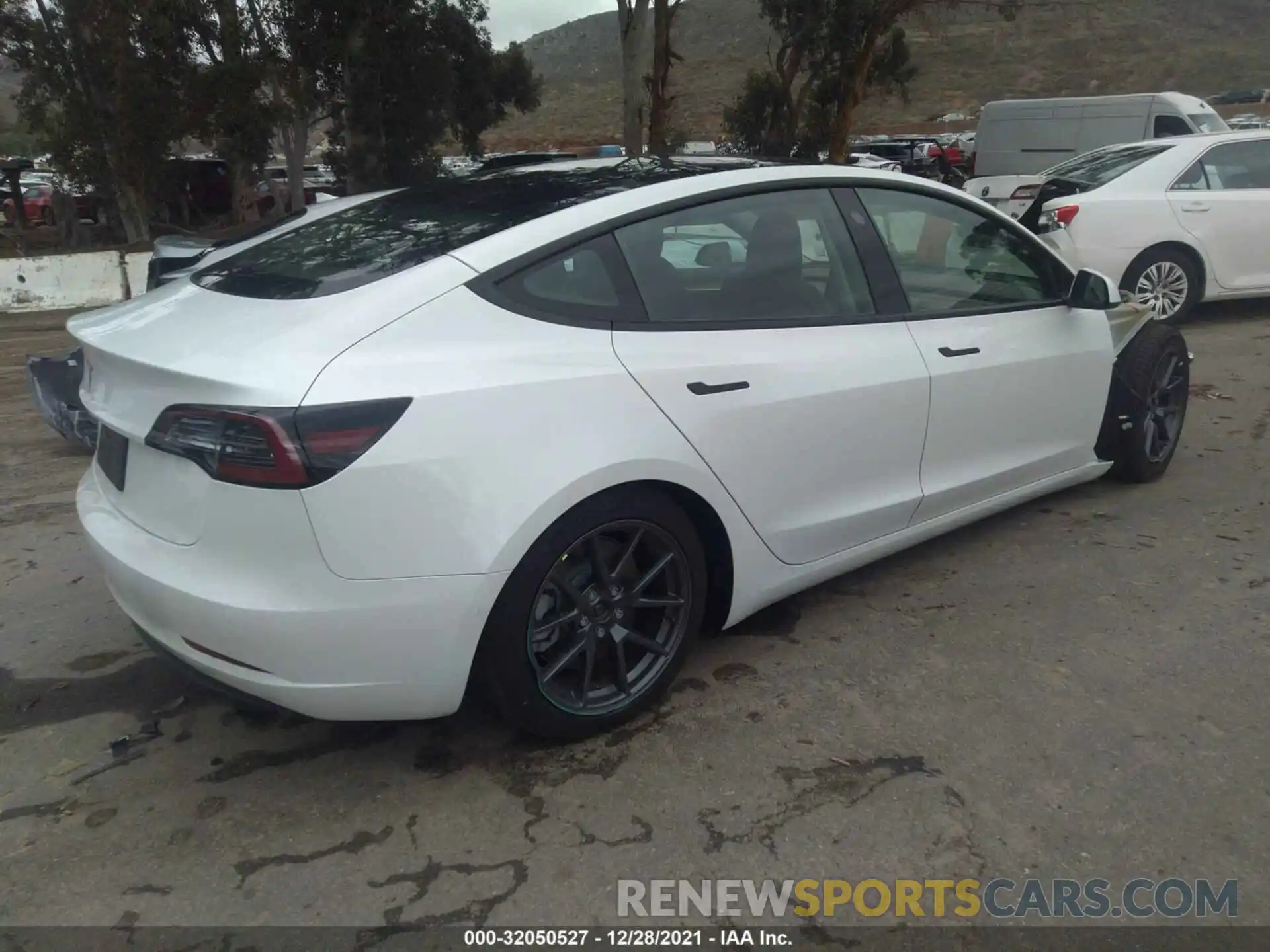 4 Photograph of a damaged car 5YJ3E1EA2MF016102 TESLA MODEL 3 2021