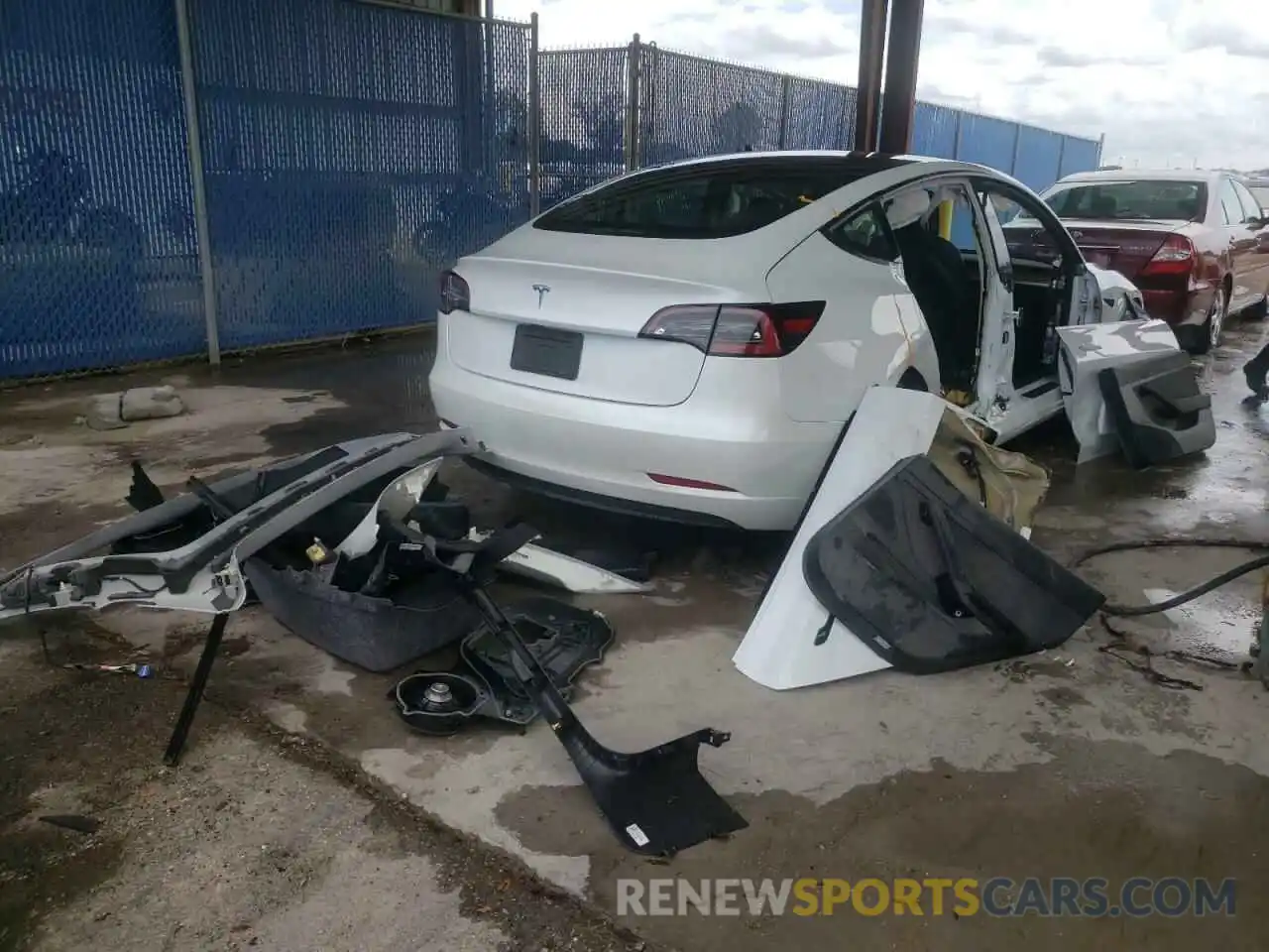 4 Photograph of a damaged car 5YJ3E1EA2MF923416 TESLA MODEL 3 2021