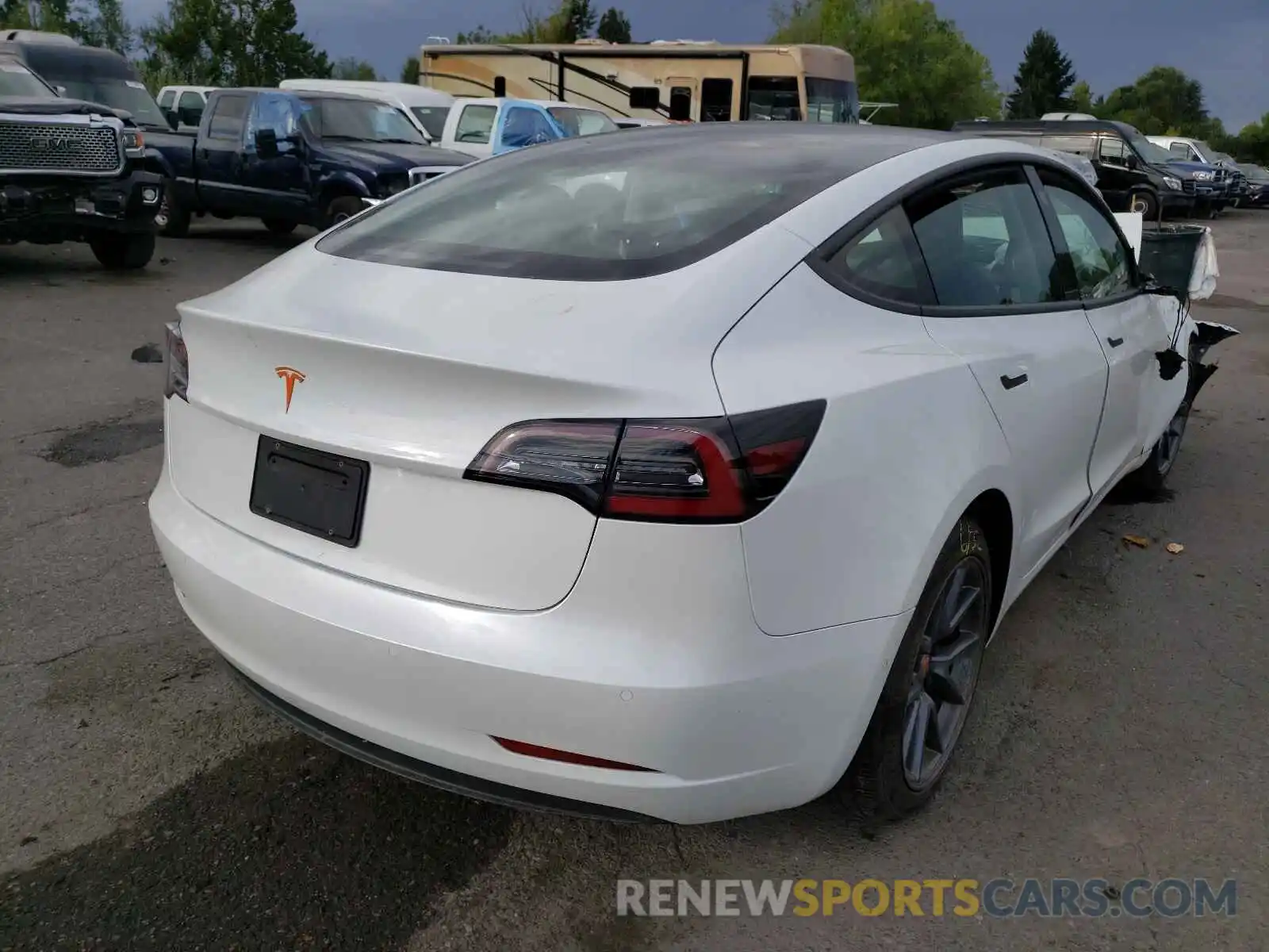 4 Photograph of a damaged car 5YJ3E1EA3MF943030 TESLA MODEL 3 2021