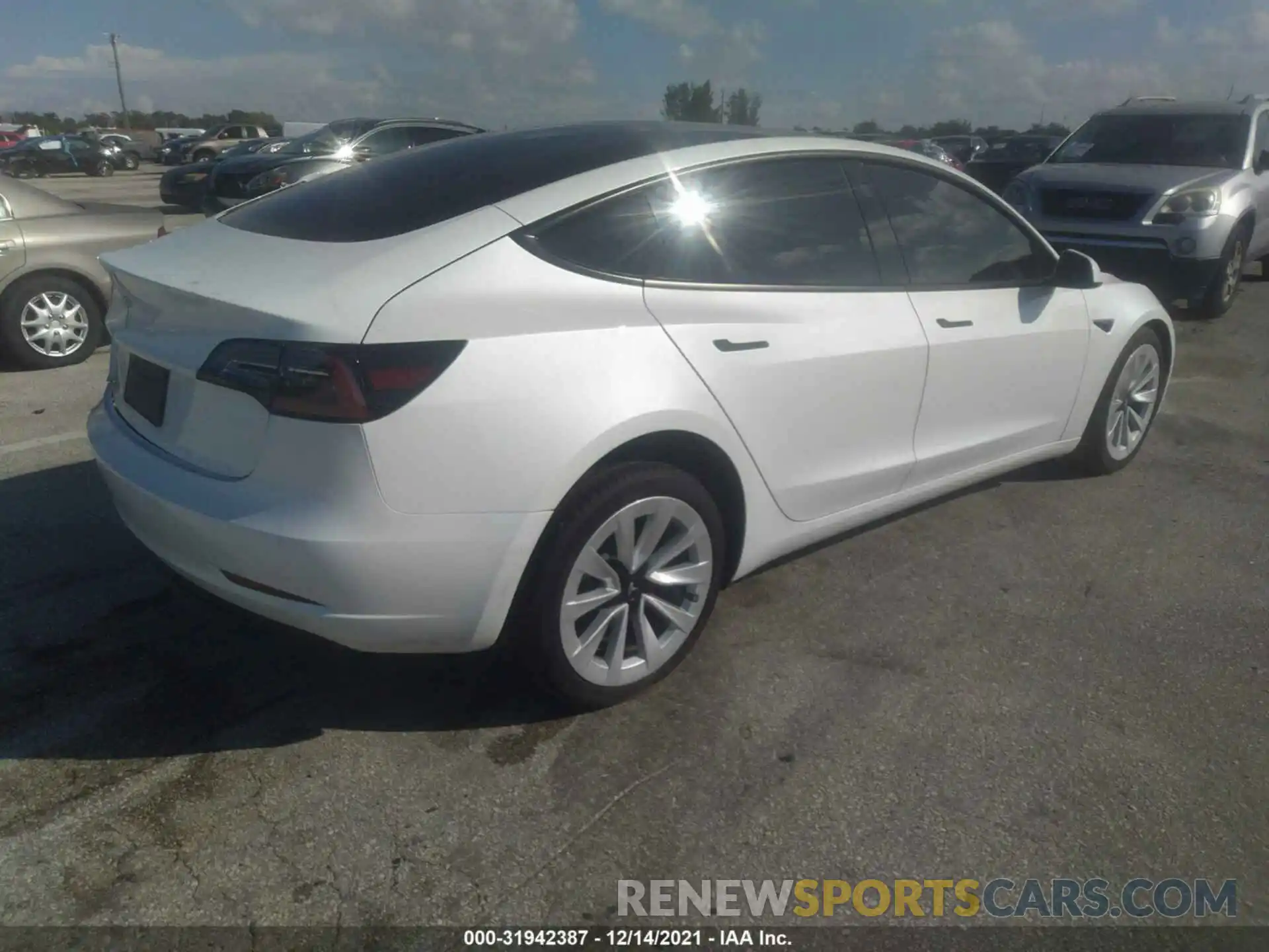 4 Photograph of a damaged car 5YJ3E1EA5MF031841 TESLA MODEL 3 2021