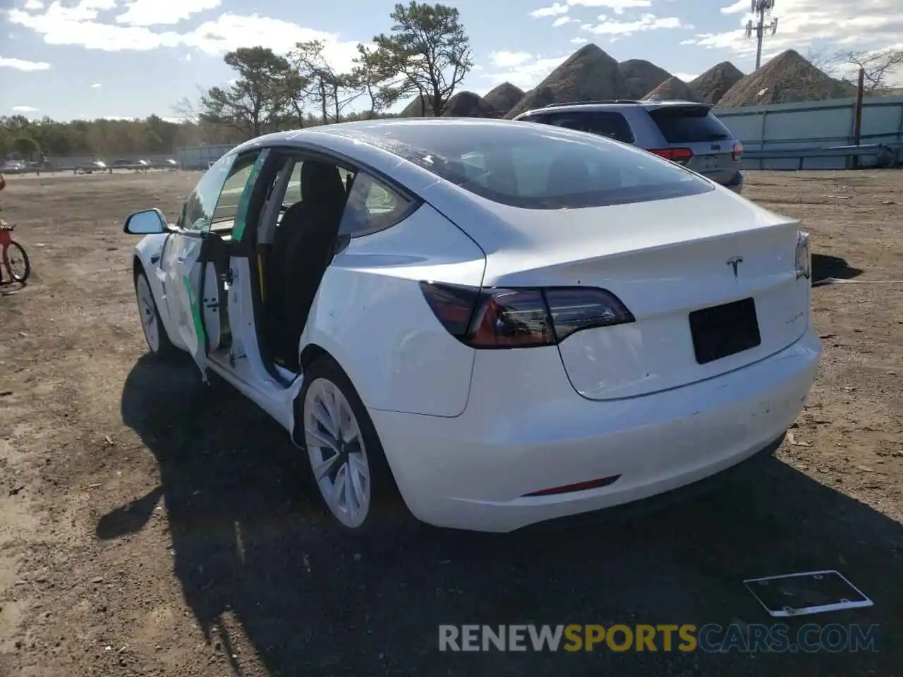 3 Photograph of a damaged car 5YJ3E1EB4MF030141 TESLA MODEL 3 2021