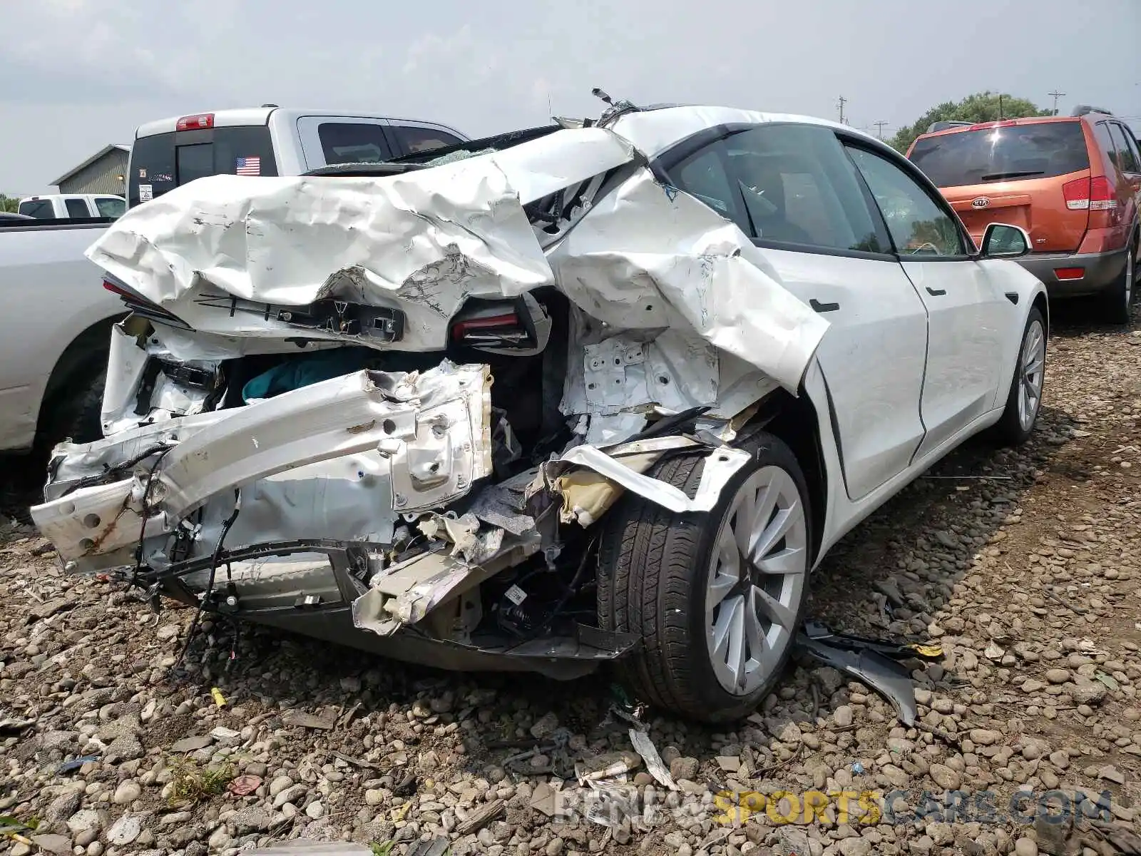 4 Photograph of a damaged car 5YJ3E1EB5MF906733 TESLA MODEL 3 2021