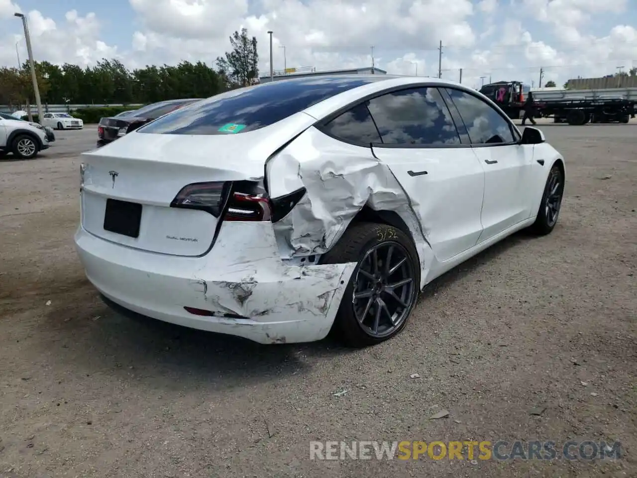 4 Photograph of a damaged car 5YJ3E1EB8MF975805 TESLA MODEL 3 2021