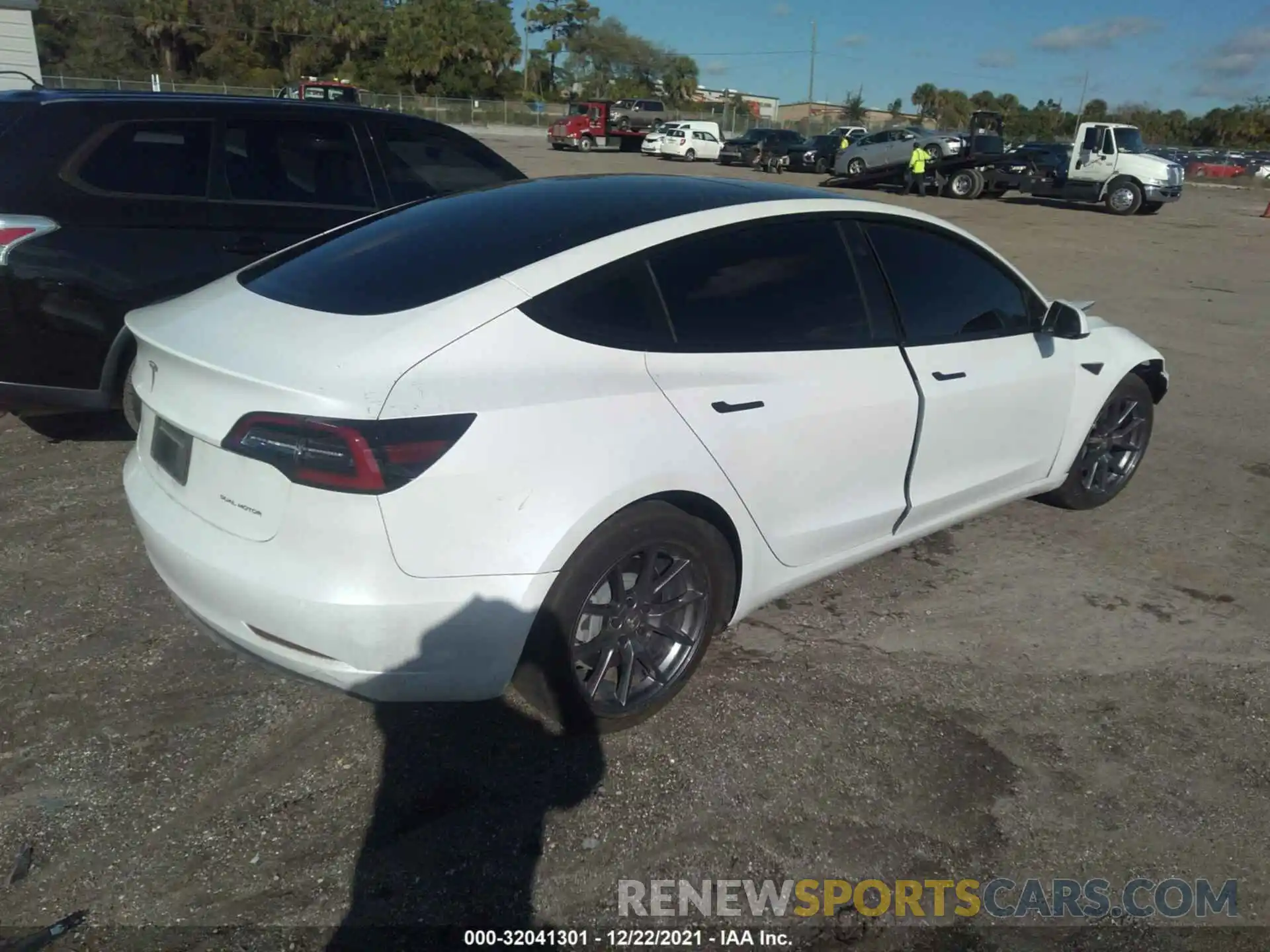 4 Photograph of a damaged car 5YJ3E1EB9MF047422 TESLA MODEL 3 2021