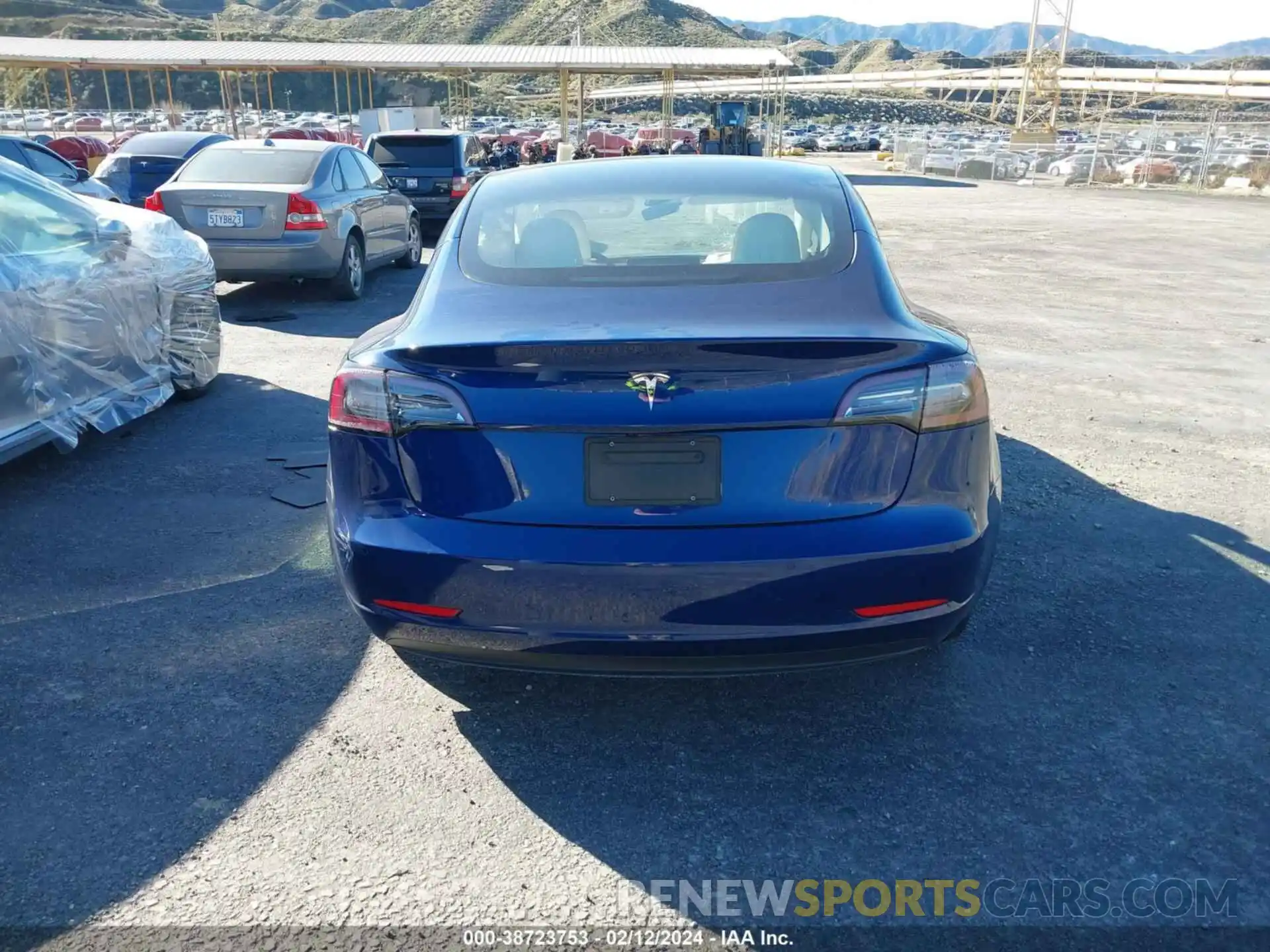 17 Photograph of a damaged car 5YJ3E1EA3NF373998 TESLA MODEL 3 2022