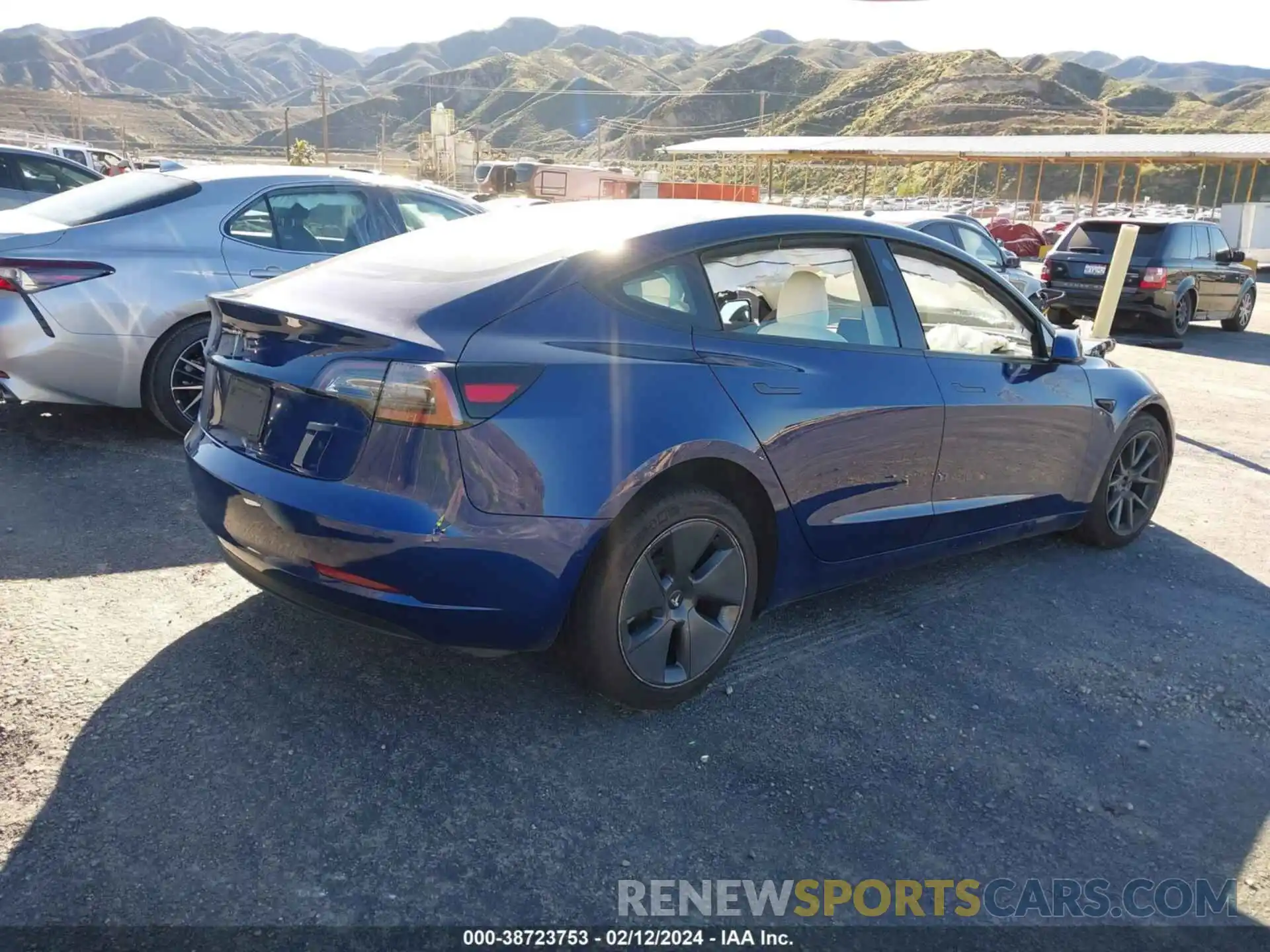 4 Photograph of a damaged car 5YJ3E1EA3NF373998 TESLA MODEL 3 2022