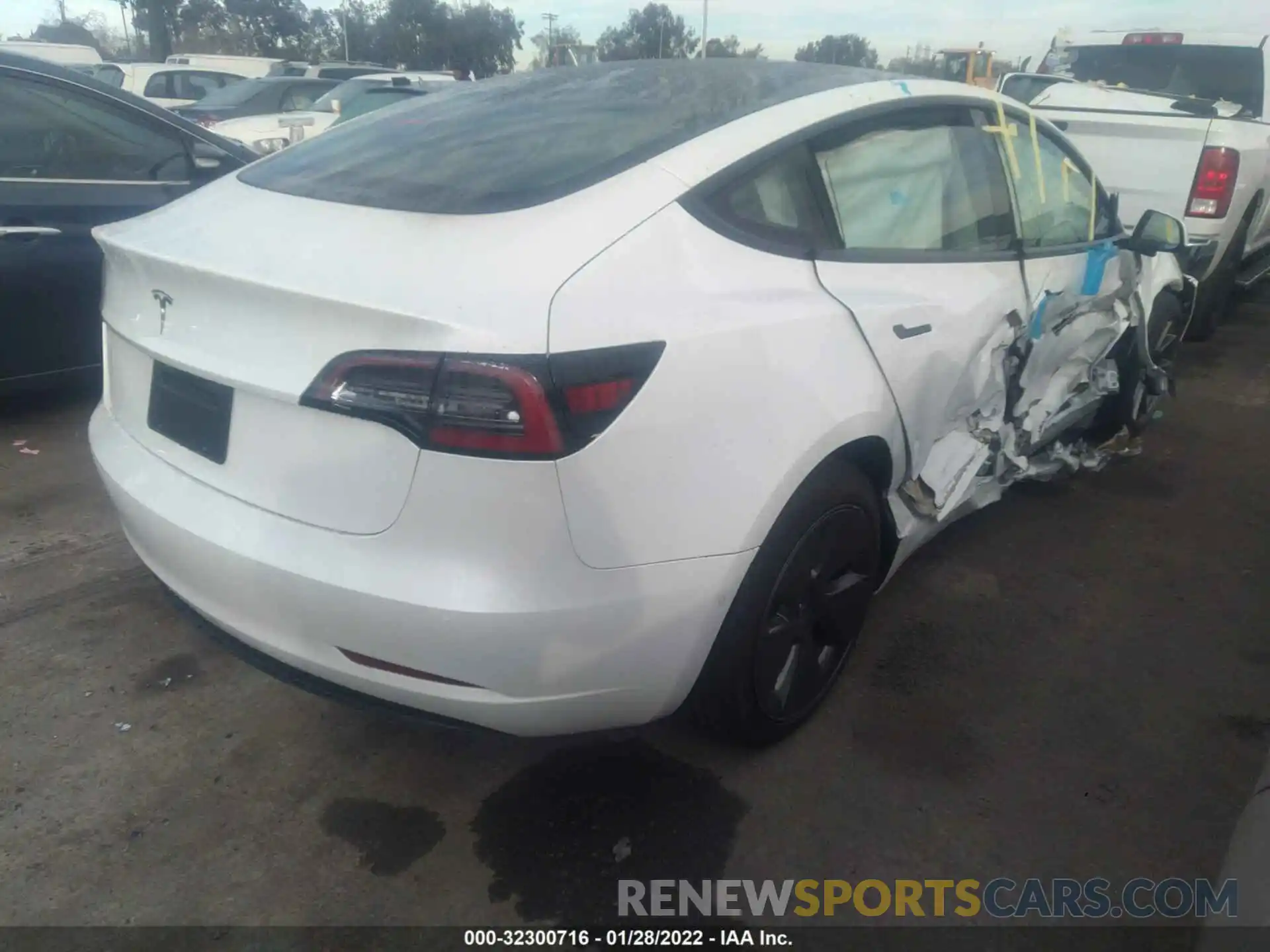 4 Photograph of a damaged car 5YJ3E1EA4NF102464 TESLA MODEL 3 2022