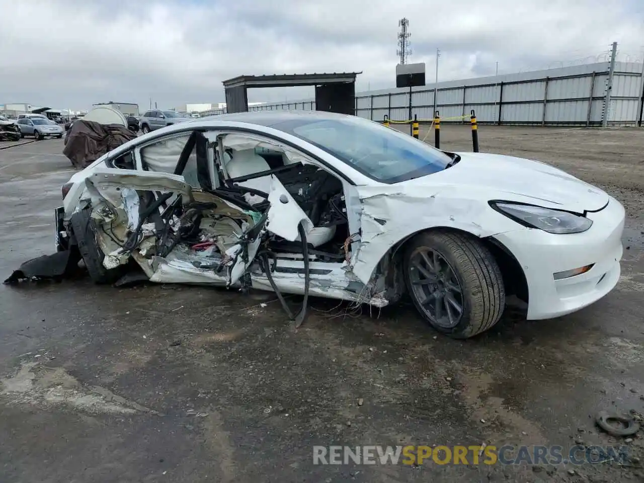 4 Photograph of a damaged car 5YJ3E1EA4NF325880 TESLA MODEL 3 2022