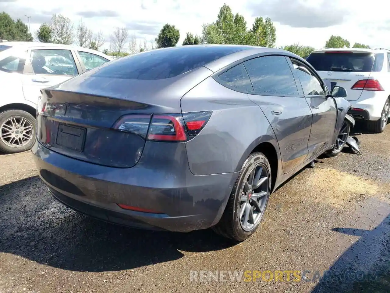 4 Photograph of a damaged car 5YJ3E1EA6NF158082 TESLA MODEL 3 2022