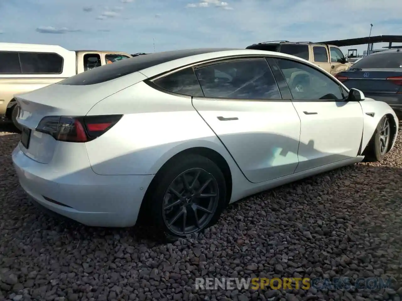 3 Photograph of a damaged car 5YJ3E1EA8NF172372 TESLA MODEL 3 2022