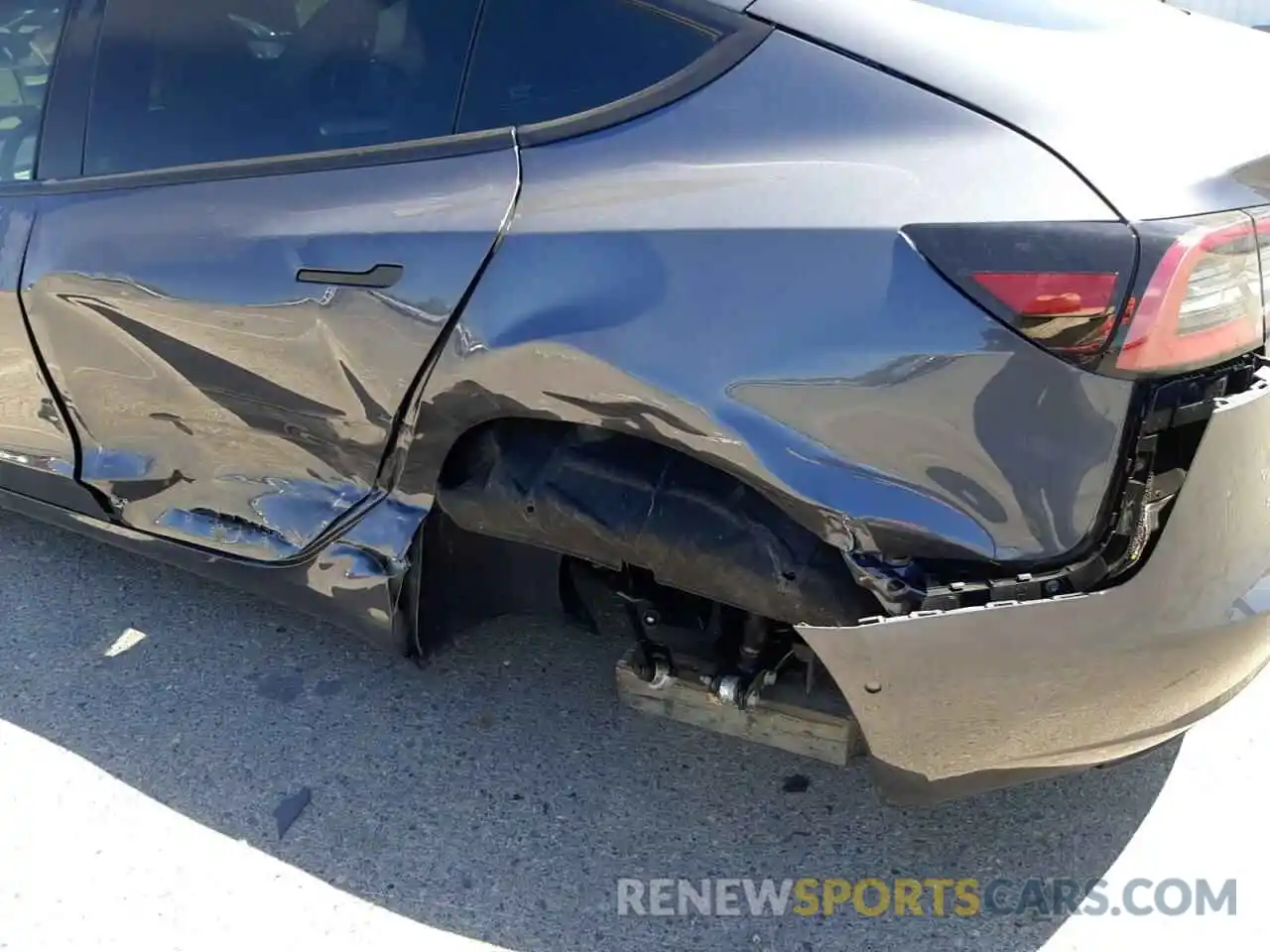 9 Photograph of a damaged car 5YJ3E1EB0NF272457 TESLA MODEL 3 2022