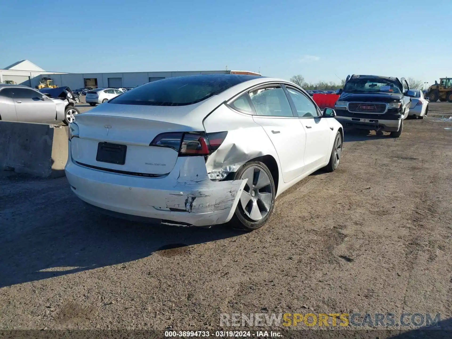 4 Photograph of a damaged car 5YJ3E1EB4NF334586 TESLA MODEL 3 2022