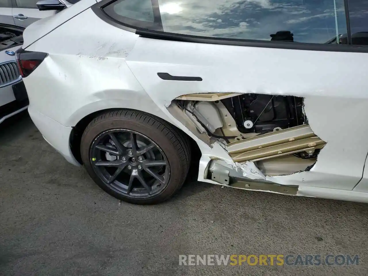 9 Photograph of a damaged car 5YJ3E1EB9NF299401 TESLA MODEL 3 2022