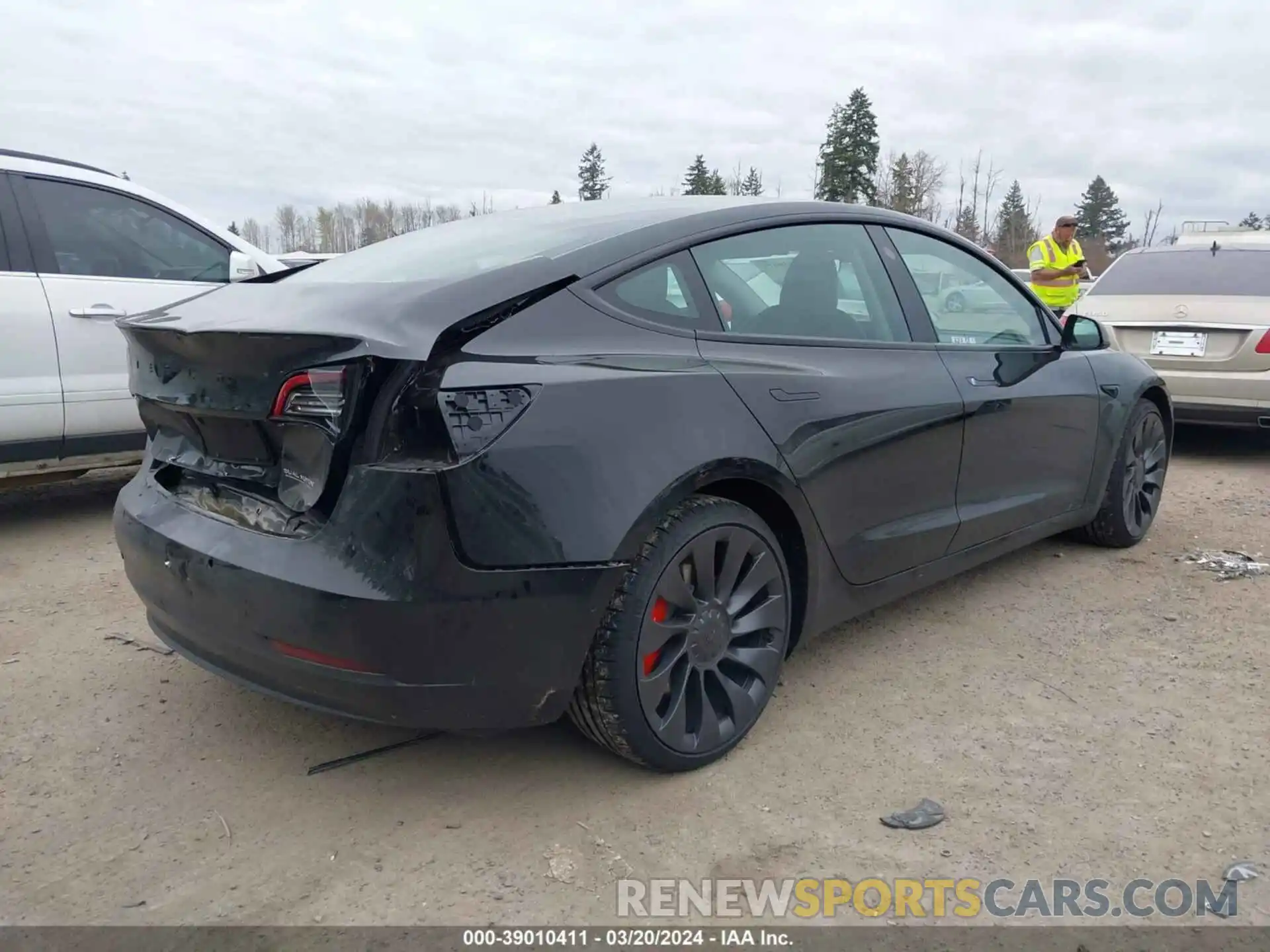 4 Photograph of a damaged car 5YJ3E1EC1NF348468 TESLA MODEL 3 2022