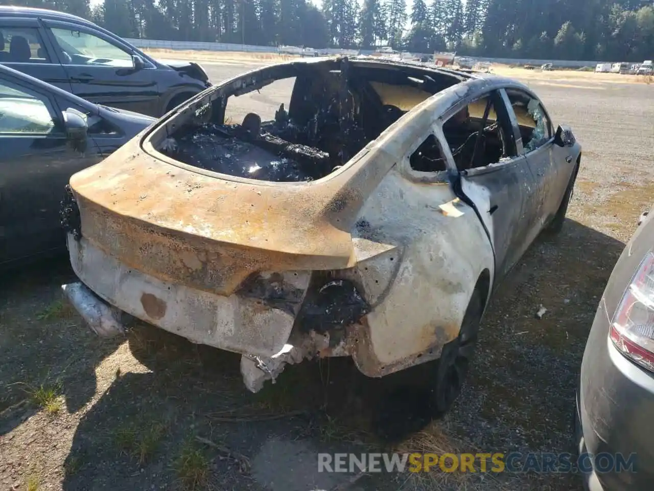 4 Photograph of a damaged car 5YJ3E1ECXNF126415 TESLA MODEL 3 2022