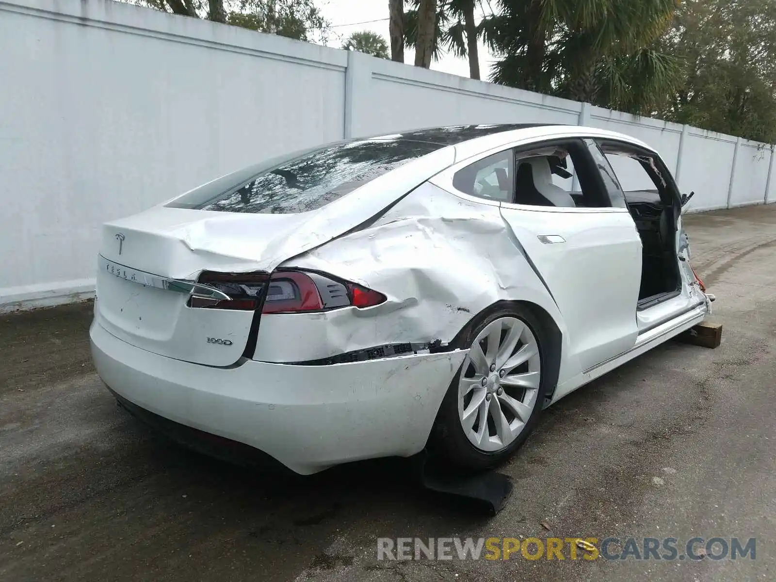 4 Photograph of a damaged car 5YJSA1E21KF305713 TESLA MODEL S 2019