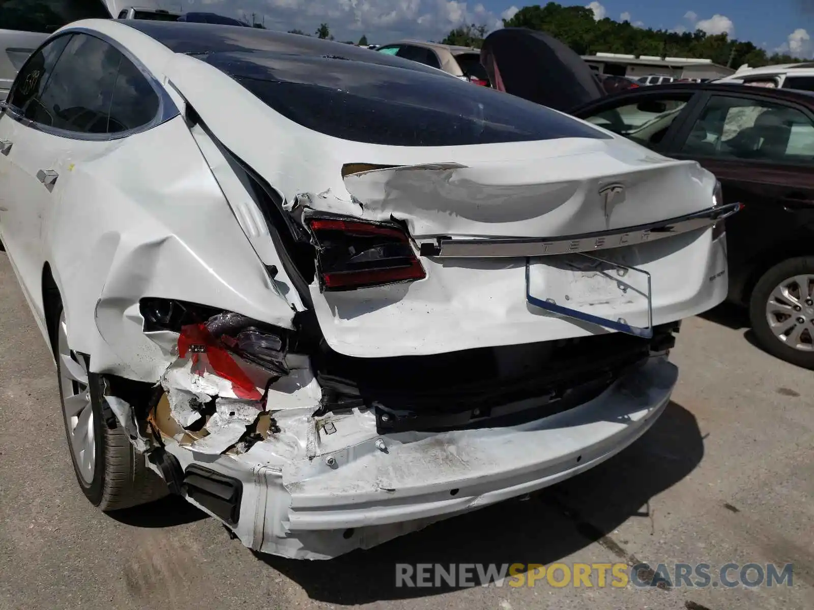 9 Photograph of a damaged car 5YJSA1E23KF338910 TESLA MODEL S 2019