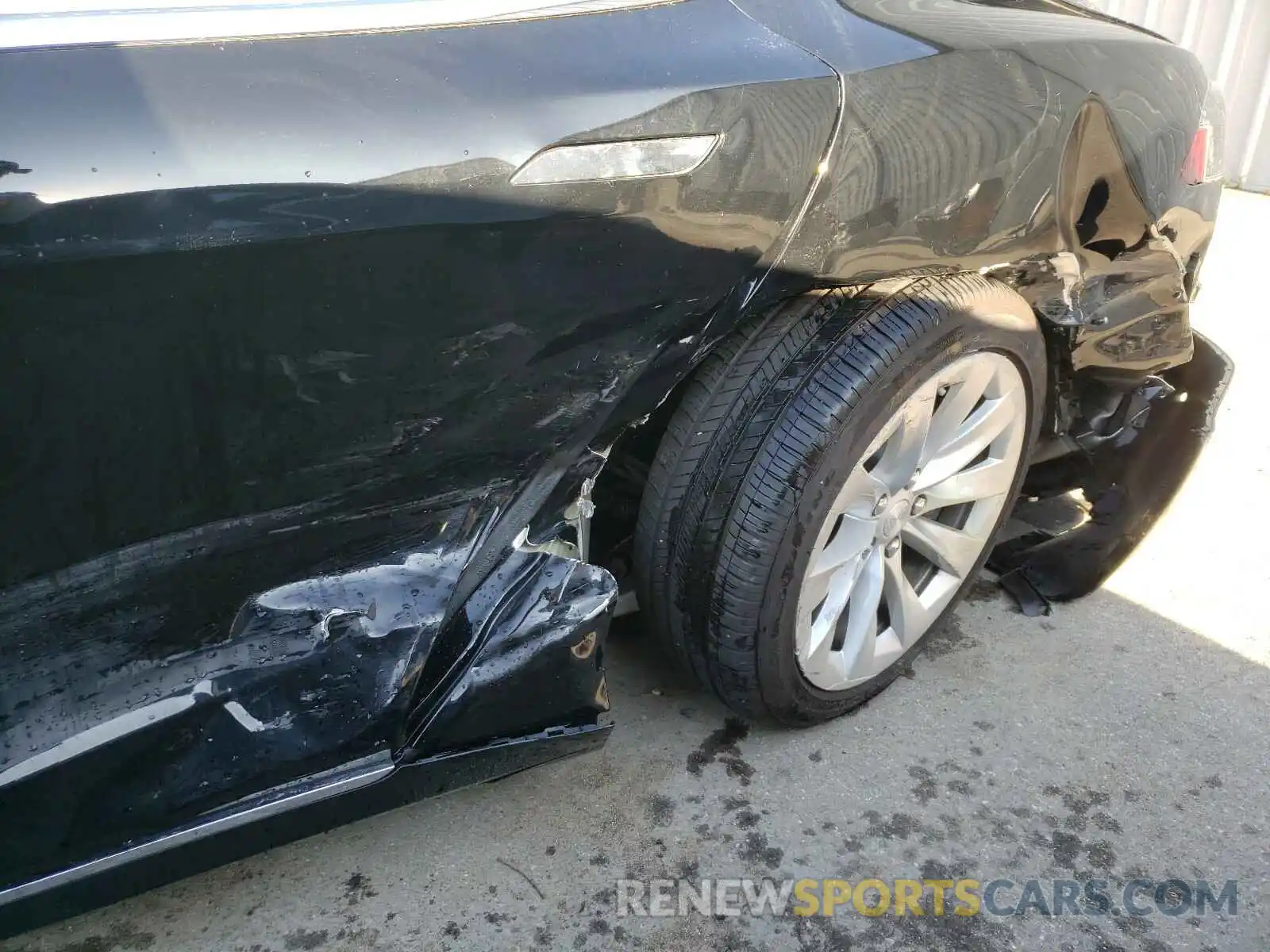 9 Photograph of a damaged car 5YJSA1E23KF339894 TESLA MODEL S 2019