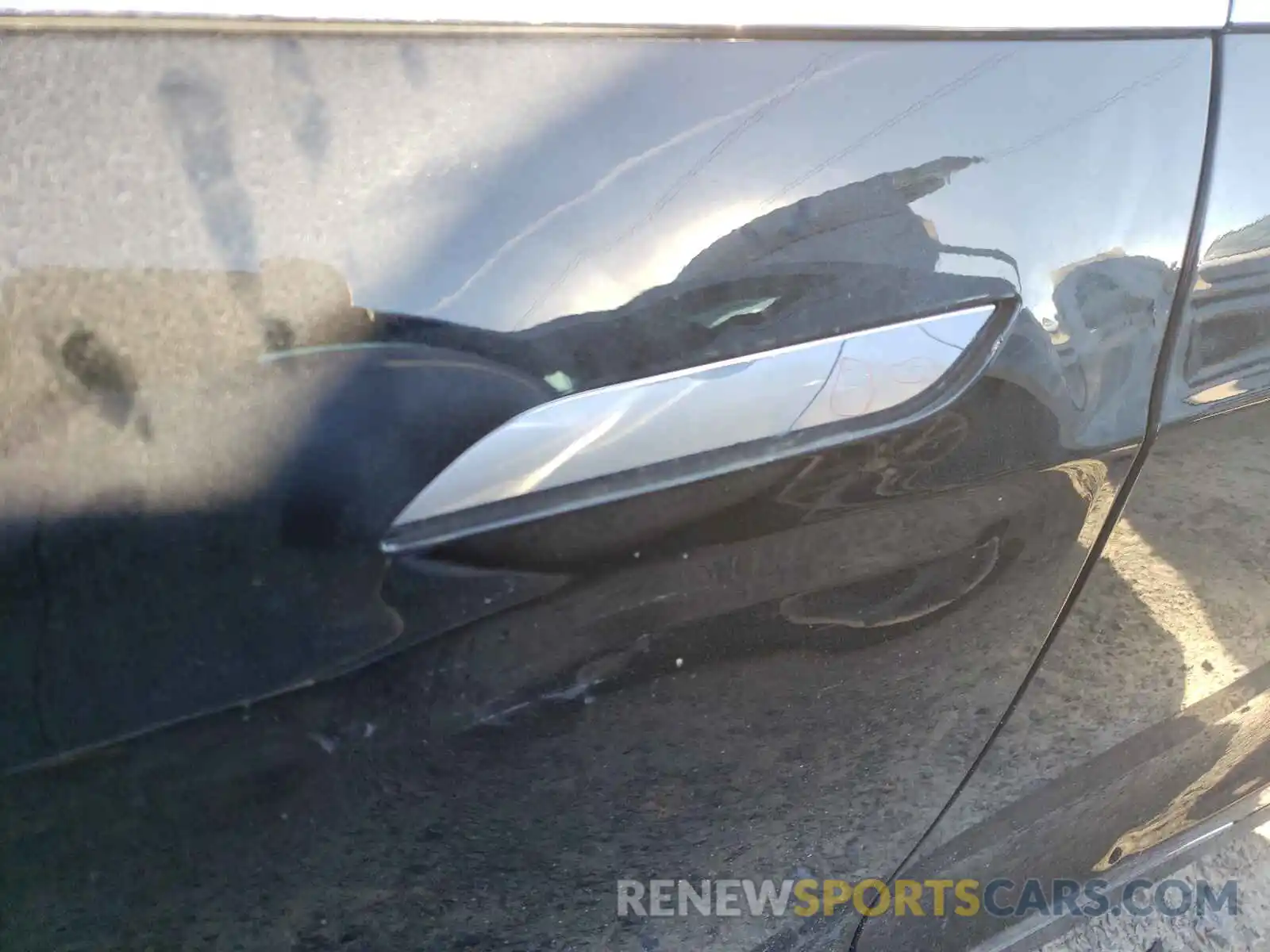 10 Photograph of a damaged car 5YJSA1E28KF335078 TESLA MODEL S 2019