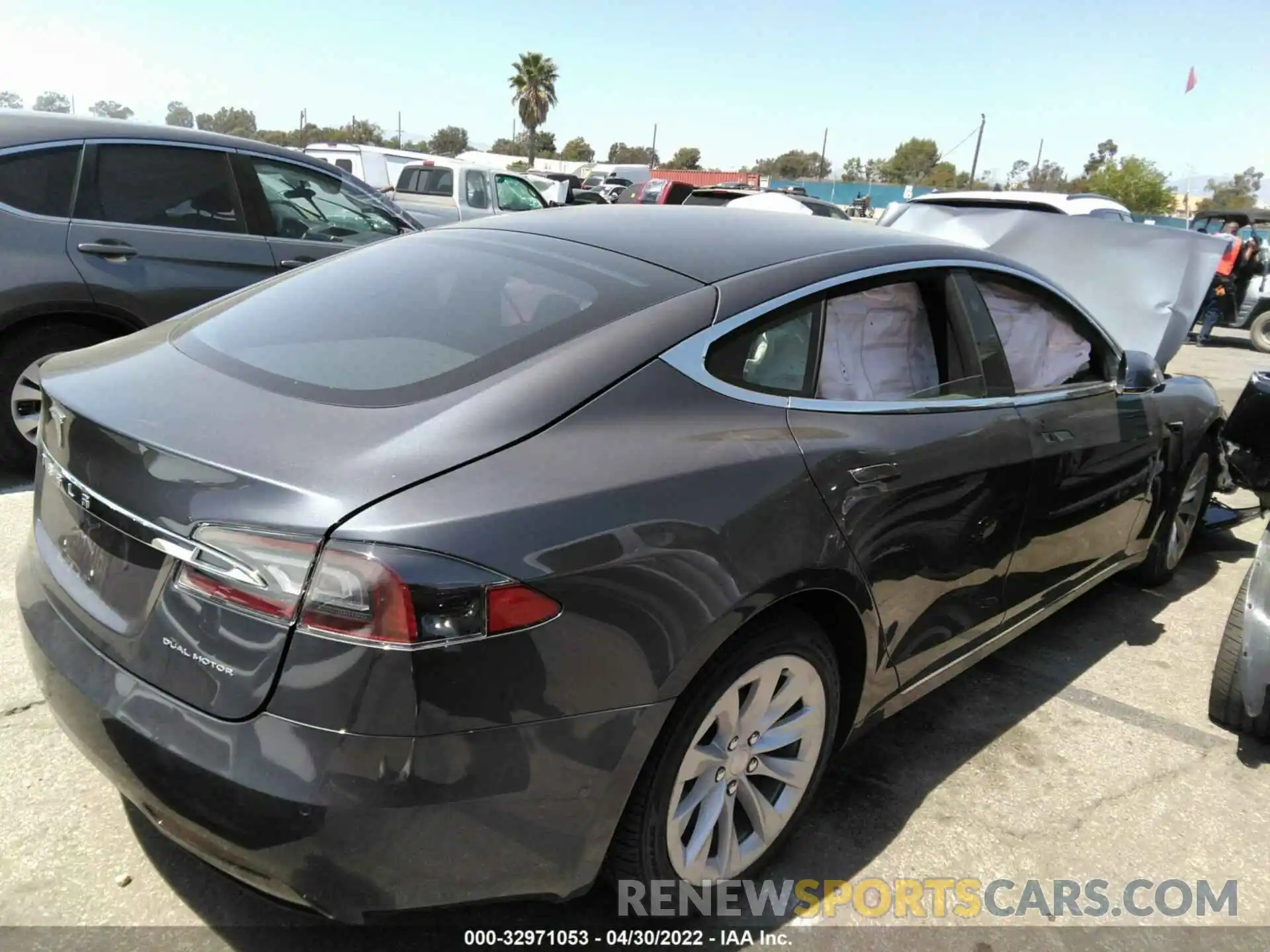 4 Photograph of a damaged car 5YJSA1E22LF360480 TESLA MODEL S 2020