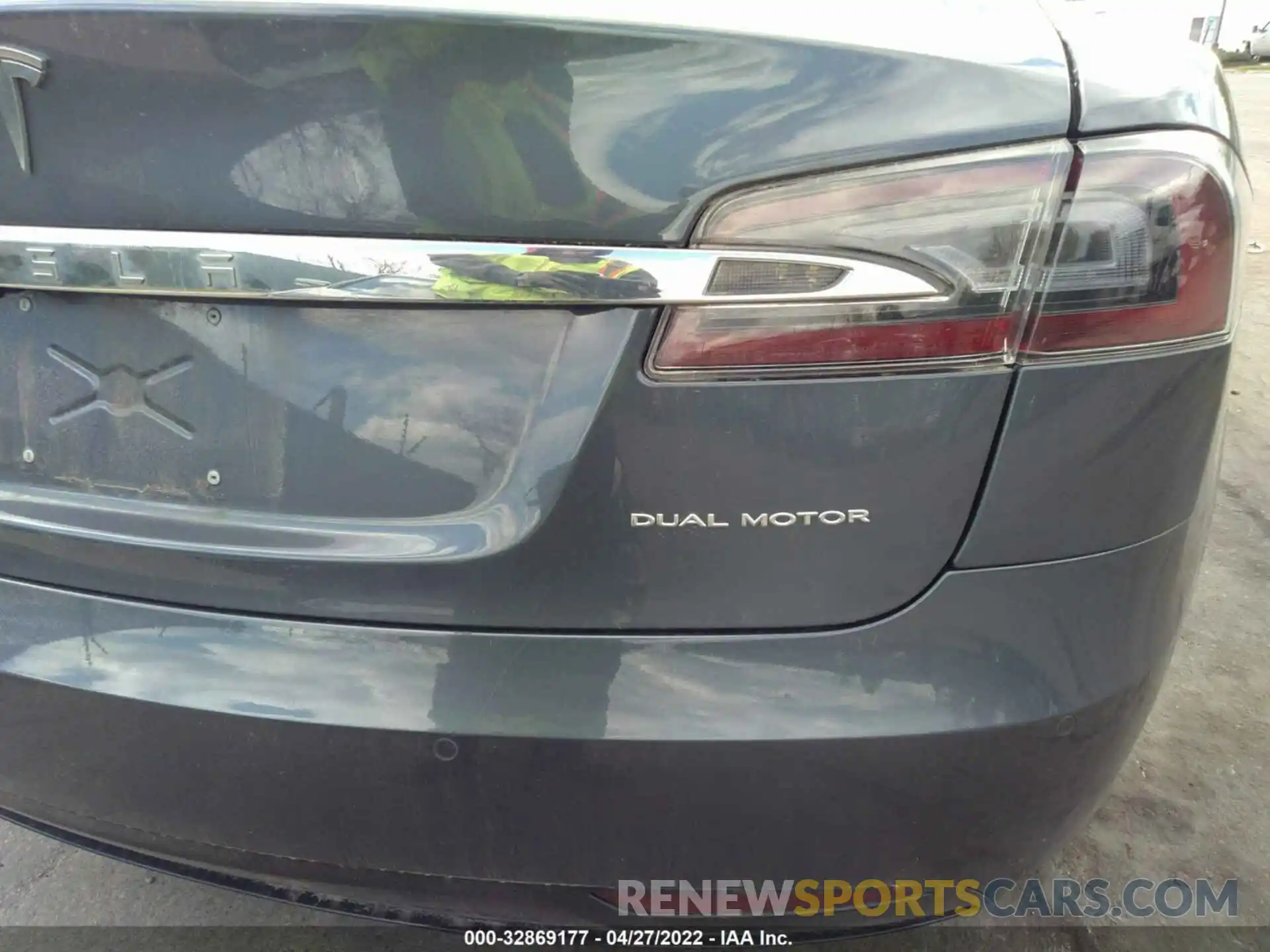 12 Photograph of a damaged car 5YJSA1E22LF379028 TESLA MODEL S 2020