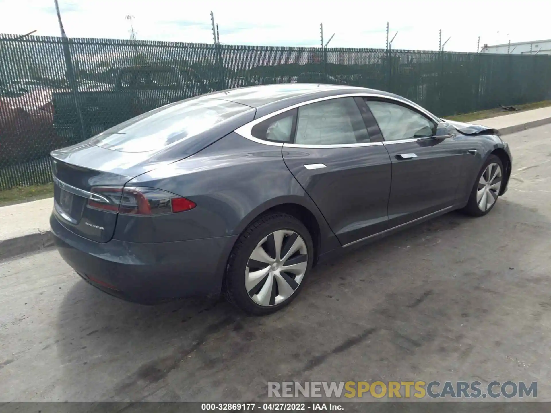 4 Photograph of a damaged car 5YJSA1E22LF379028 TESLA MODEL S 2020