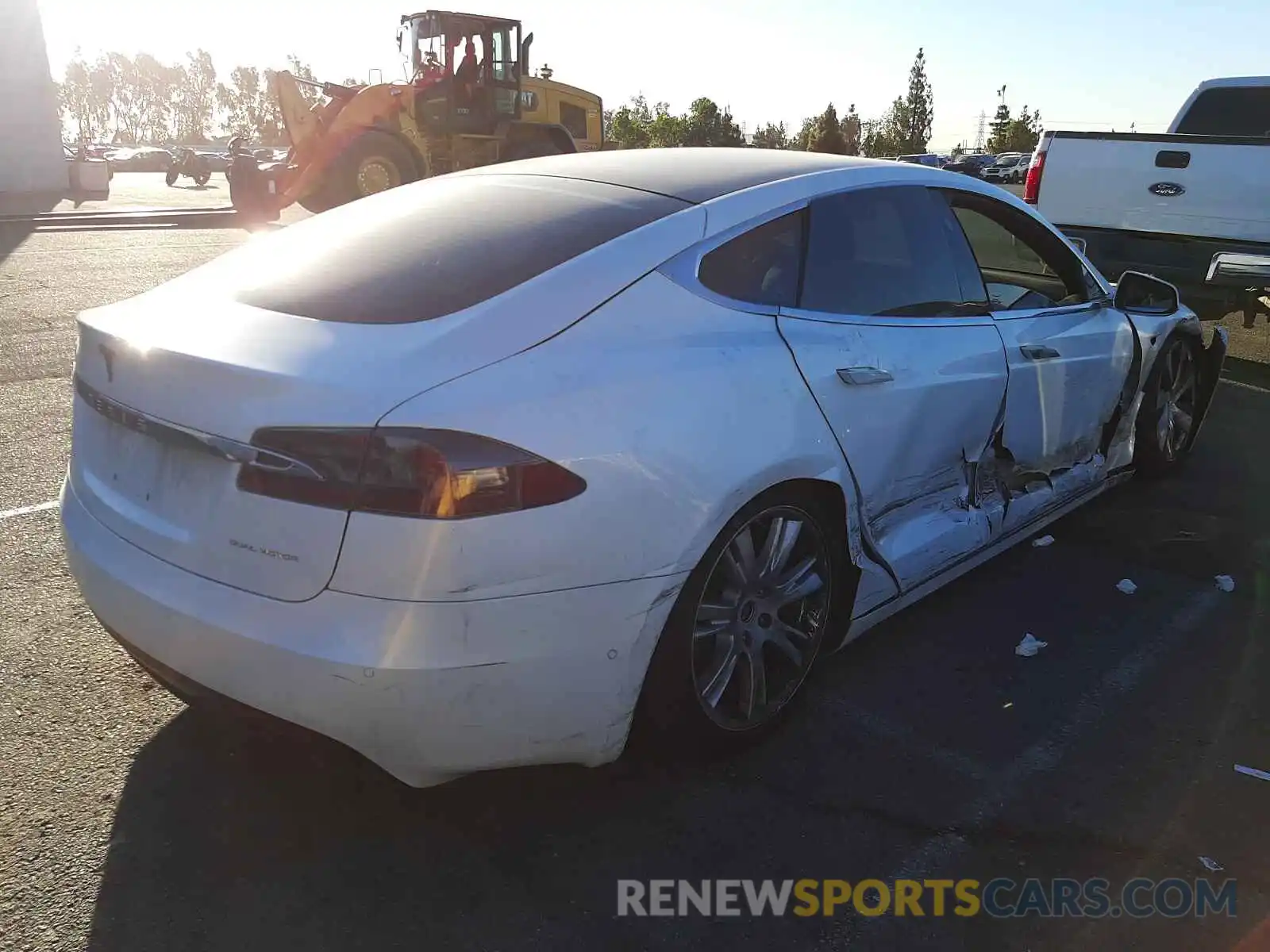 4 Photograph of a damaged car 5YJSA1E24LF402261 TESLA MODEL S 2020