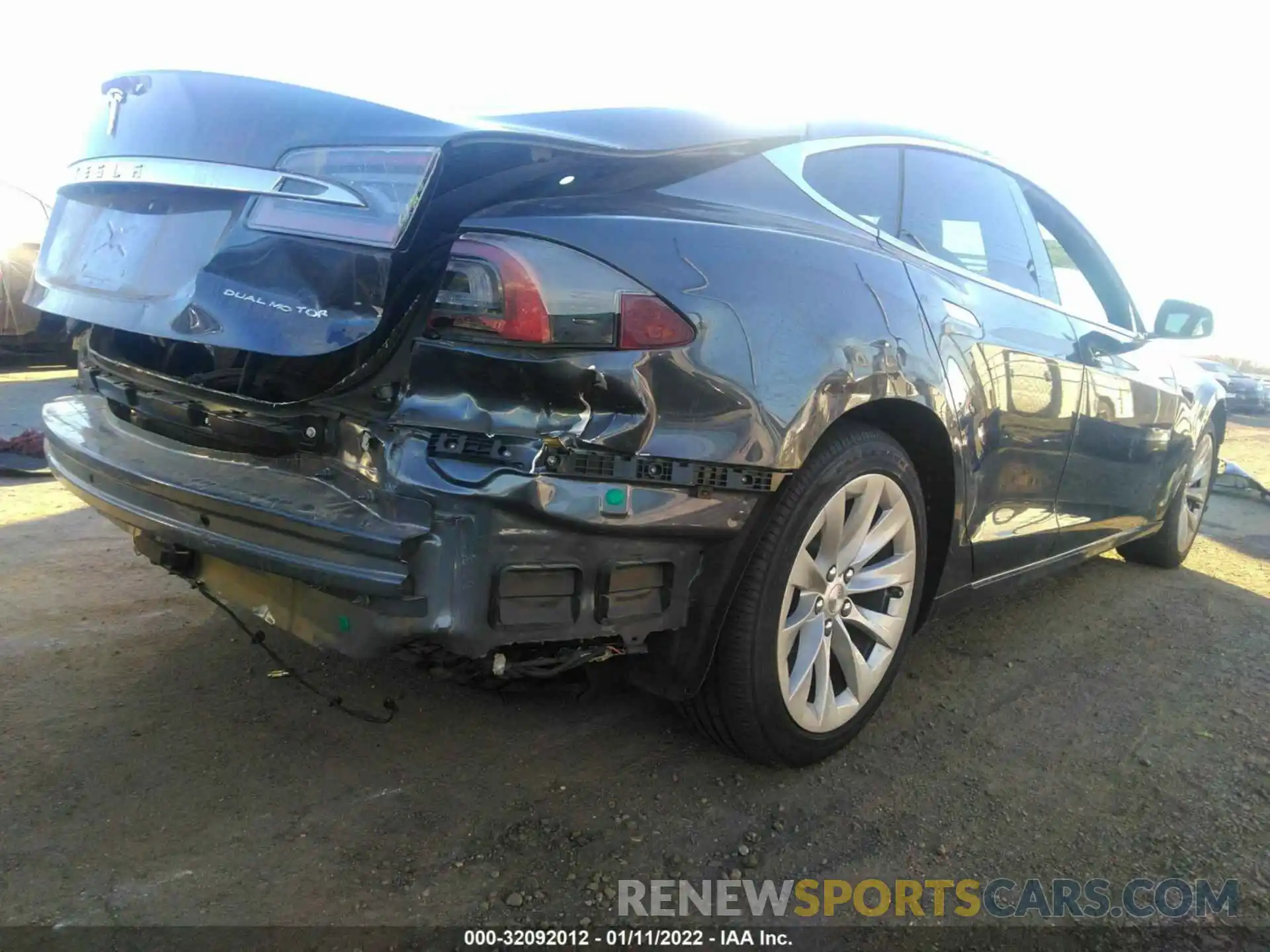 4 Photograph of a damaged car 5YJSA1E25LF360716 TESLA MODEL S 2020