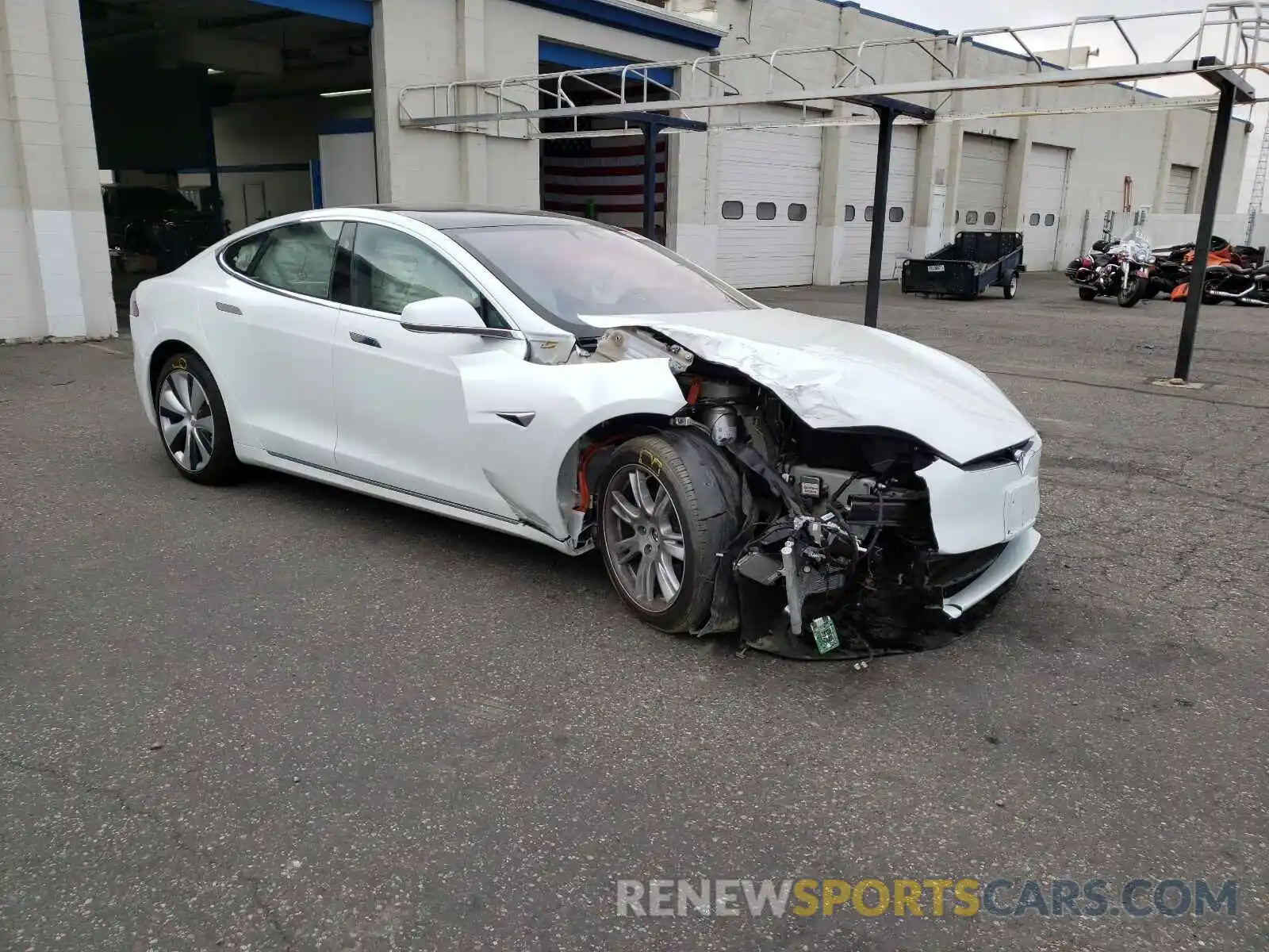 1 Фотография поврежденного автомобиля 5YJSA1E26LF385415 TESLA MODEL S 2020